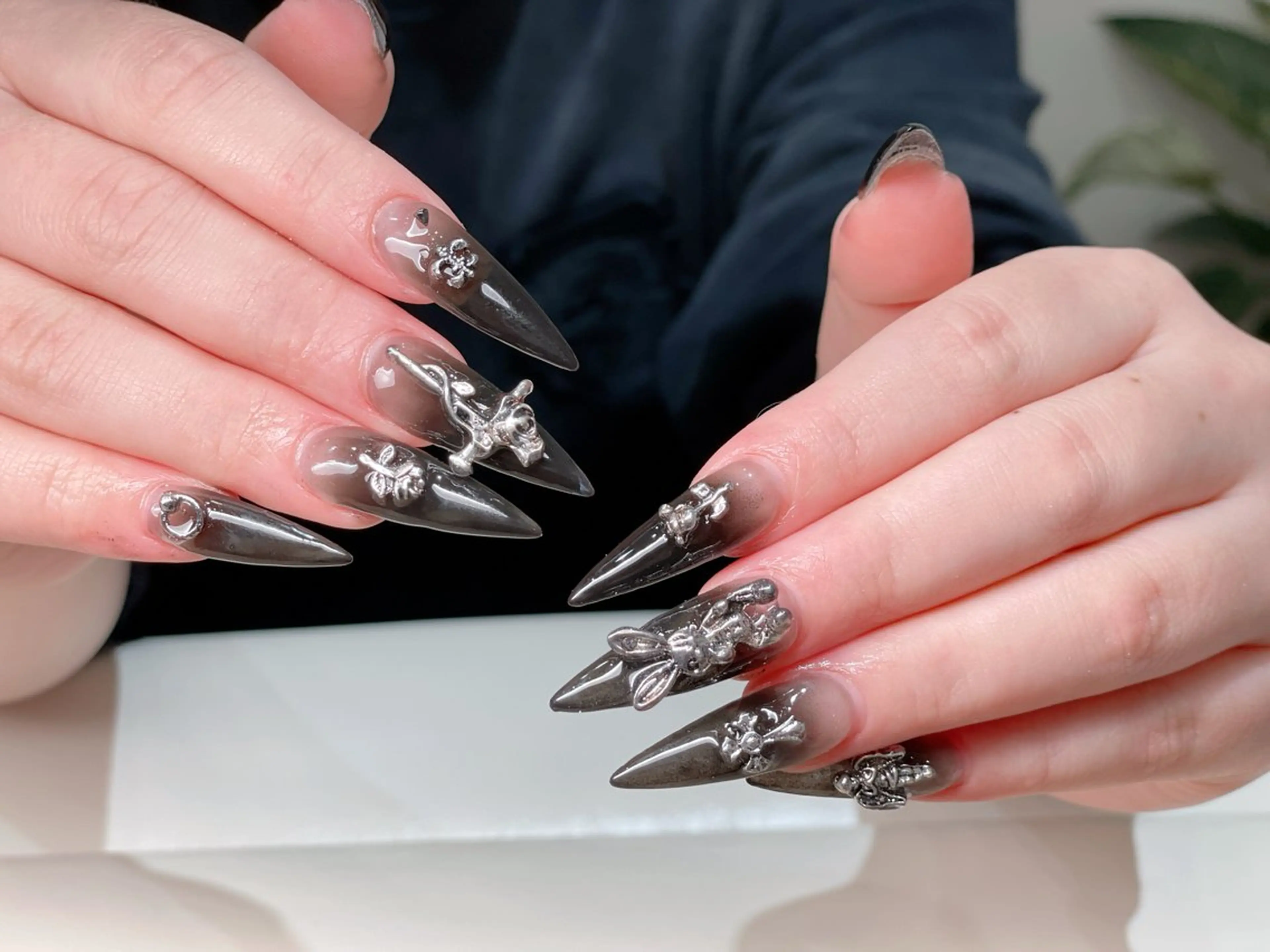 ネイル オーロラネイル ブルー チークネイル 長さ出し フットネイル MOMO CHIのネイルデザイン