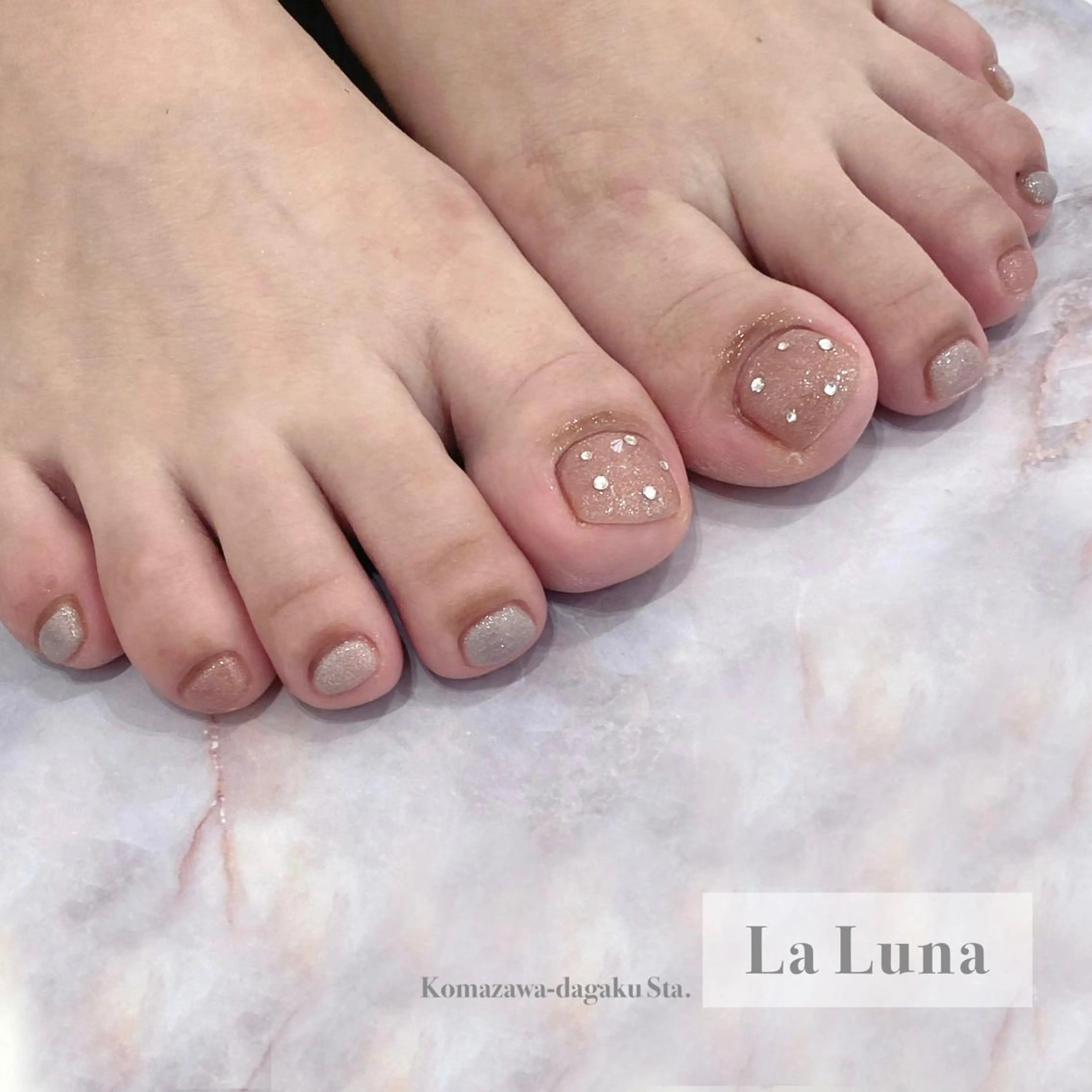 ネイル ワンカラーネイル フットネイル ＬａＬｕｎａ🌙 natsukiのネイルデザイン