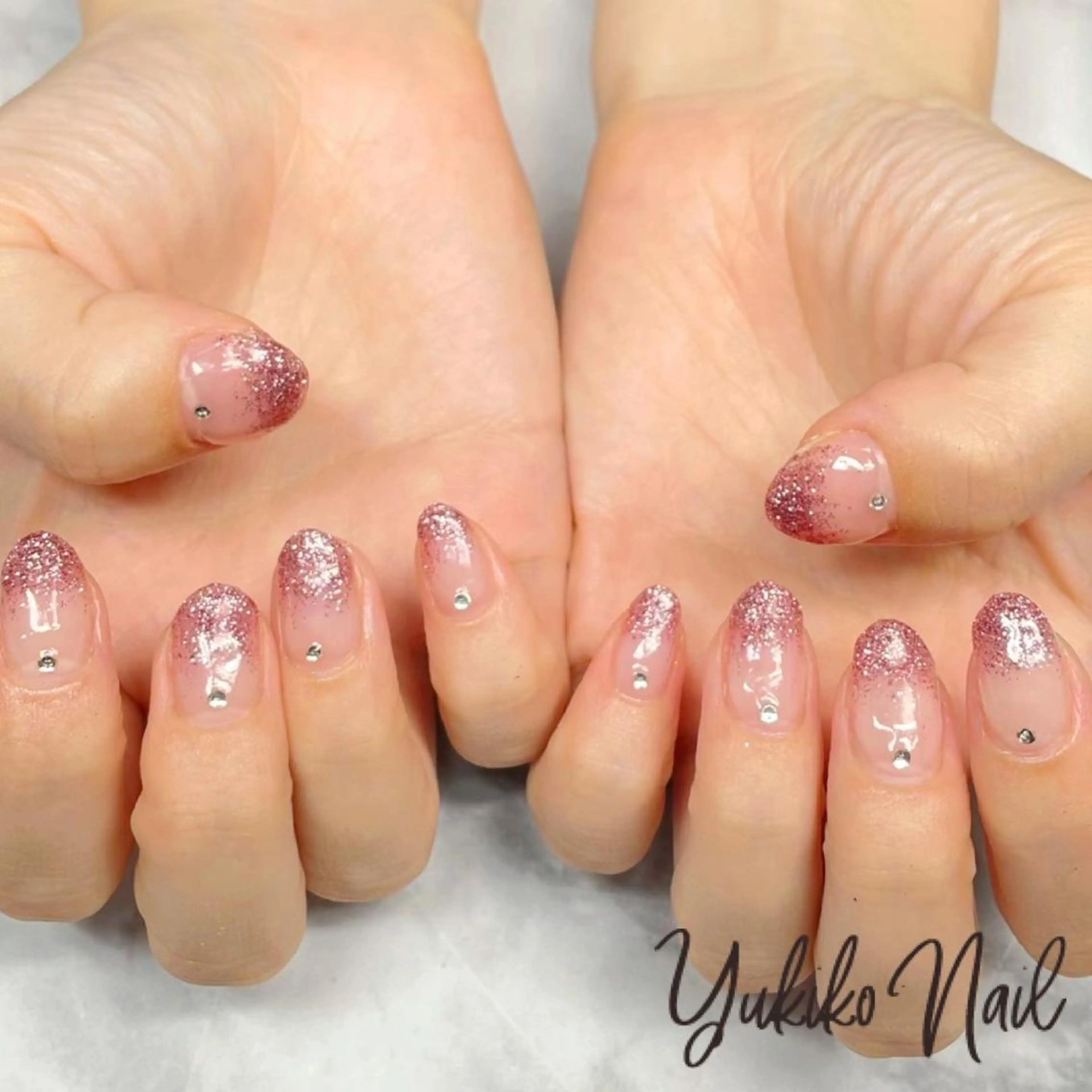 ネイル グラデーション ラメ(グリッター) ラメグラデーション ピンク ストーンネイル ハンドネイル ユキコ ネイルのネイルデザイン