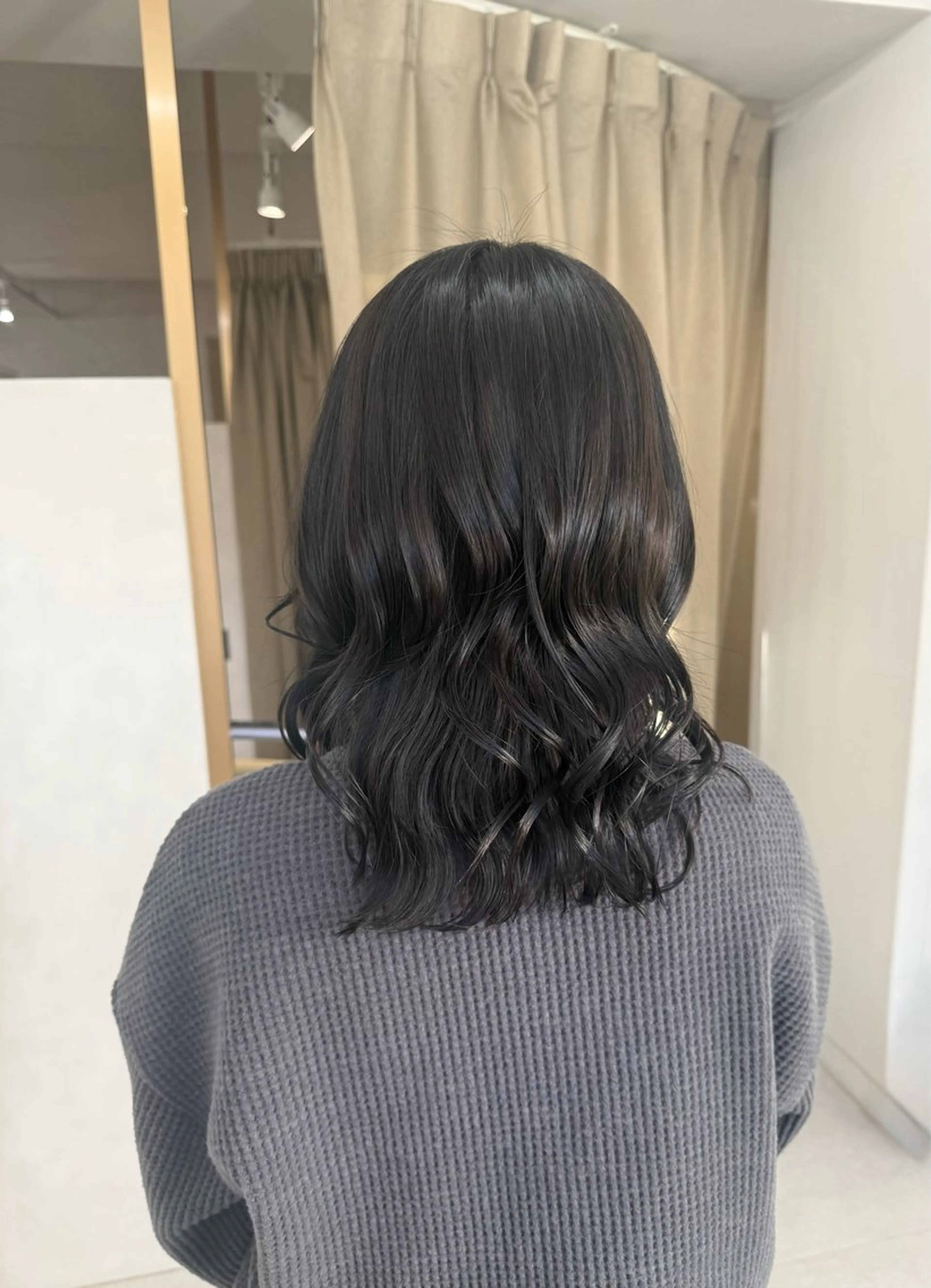 ミディアム カラー SLASHスラッシュ 小西結奈のヘアスタイル