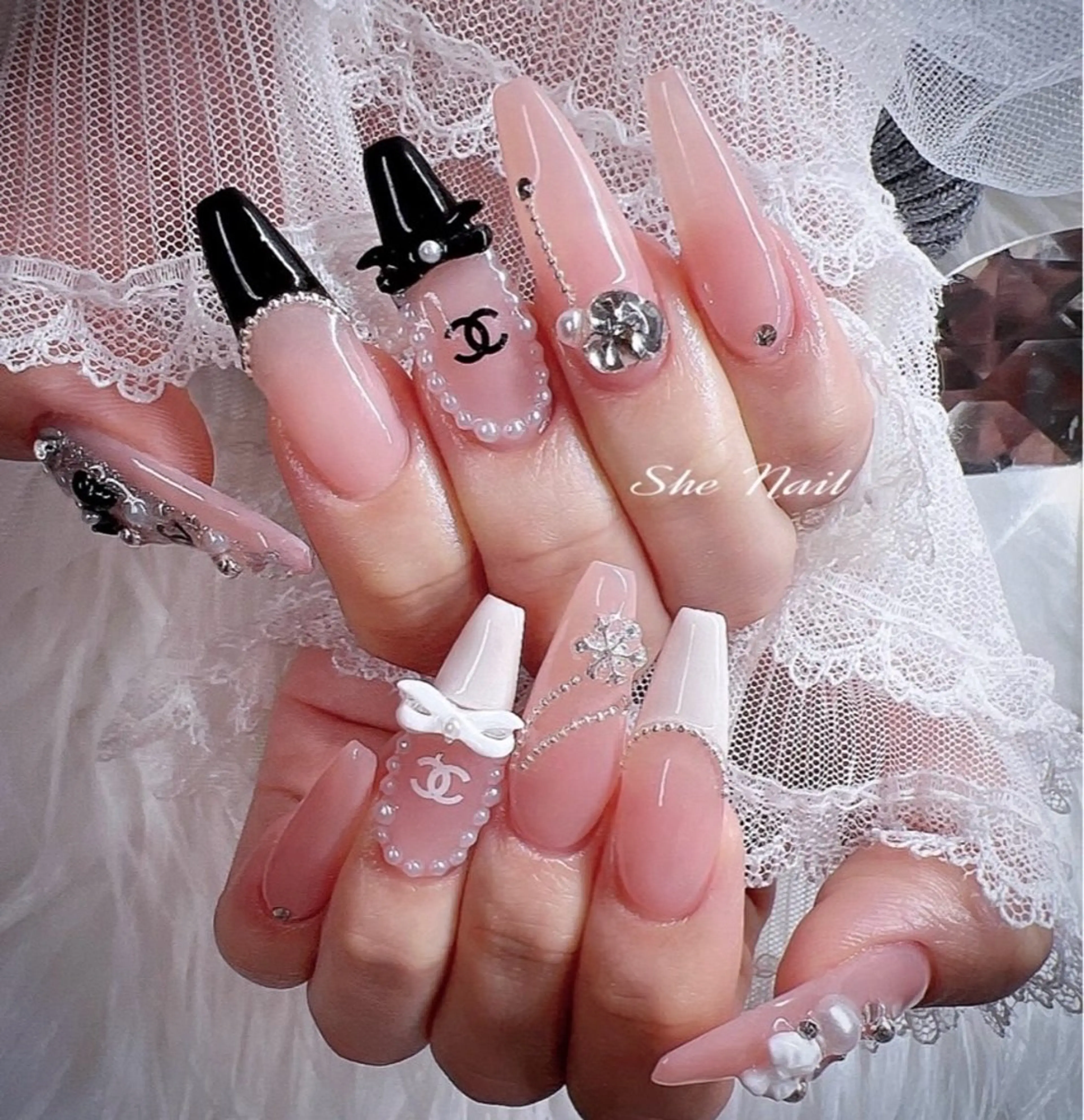 ネイル チークネイル 長さ出し フレンチネイル ガラスフレンチ マグネットネイル She_nail所属・ELSA_ Bellaのネイルデザイン