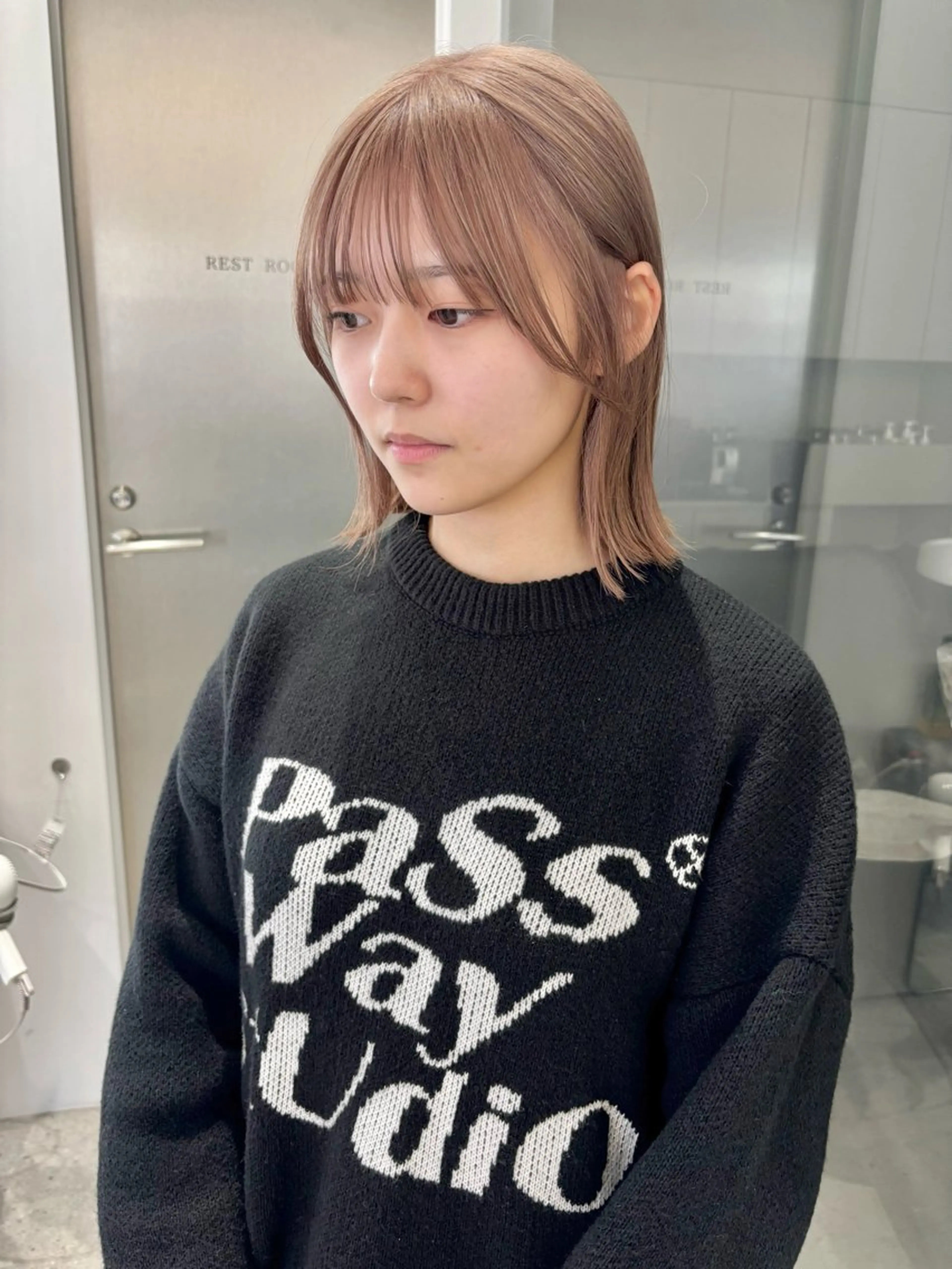 ミディアム カラー ベージュカラー ブリーチ ミルクティーベージュ iLi所属・iLi 《イリ》のヘアスタイル