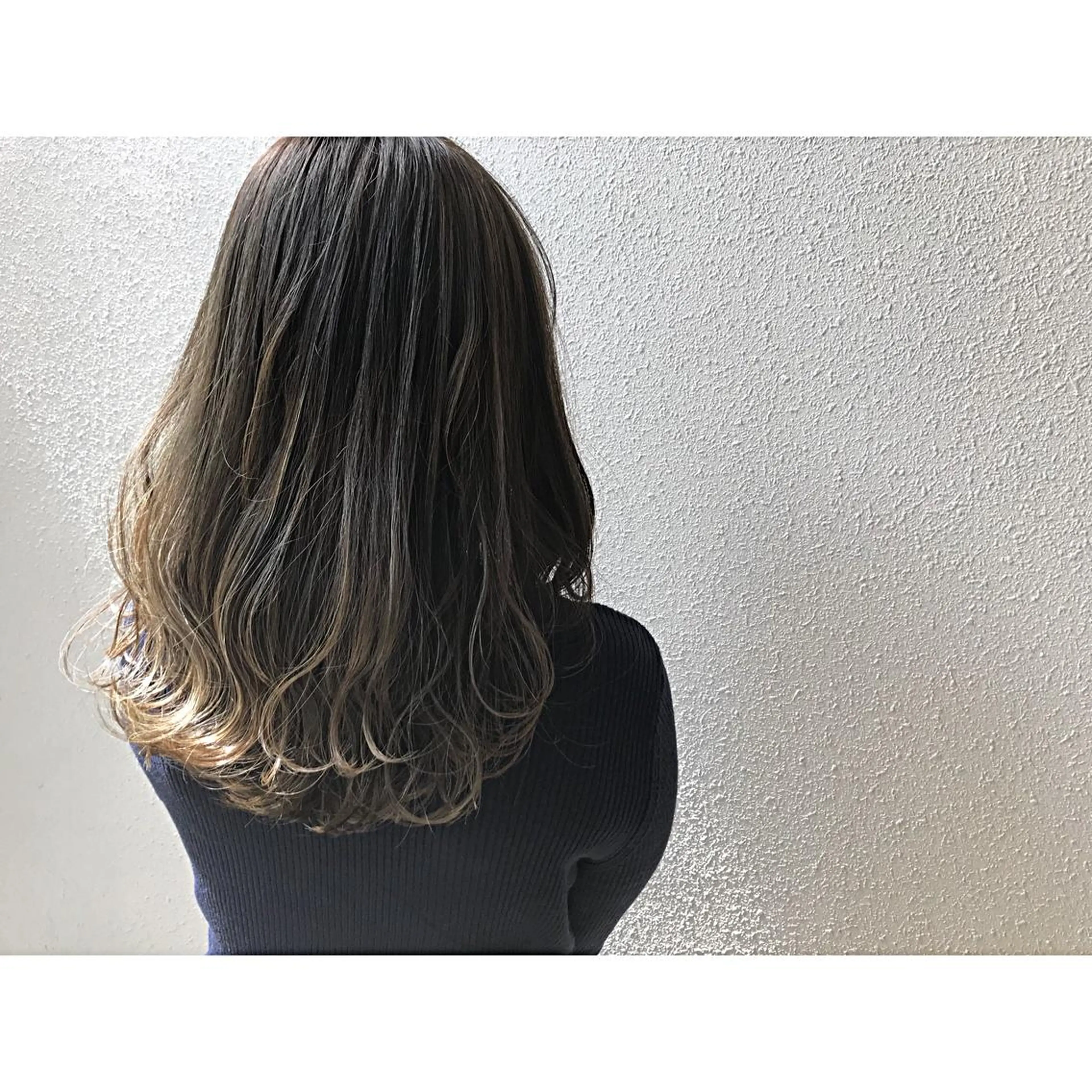 セミロング カラー グラデーションカラー ハイライトカラー ハイライト カット ヘアカラー トリートメント 荒木 拓也のヘアスタイル