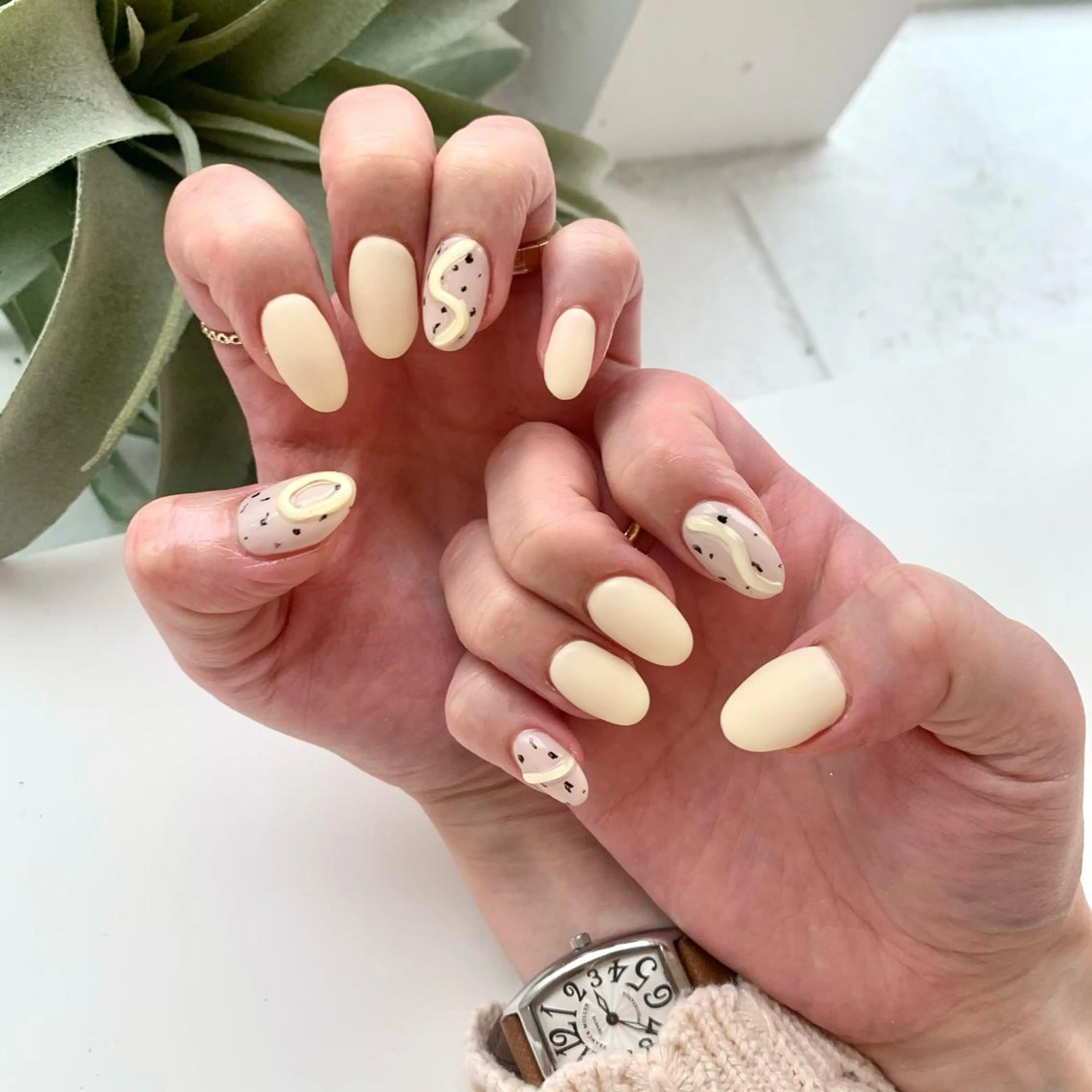 ネイル ニュアンスネイル 黄色 hiyo🫧ネイル /渋谷💍🎀のネイルデザイン