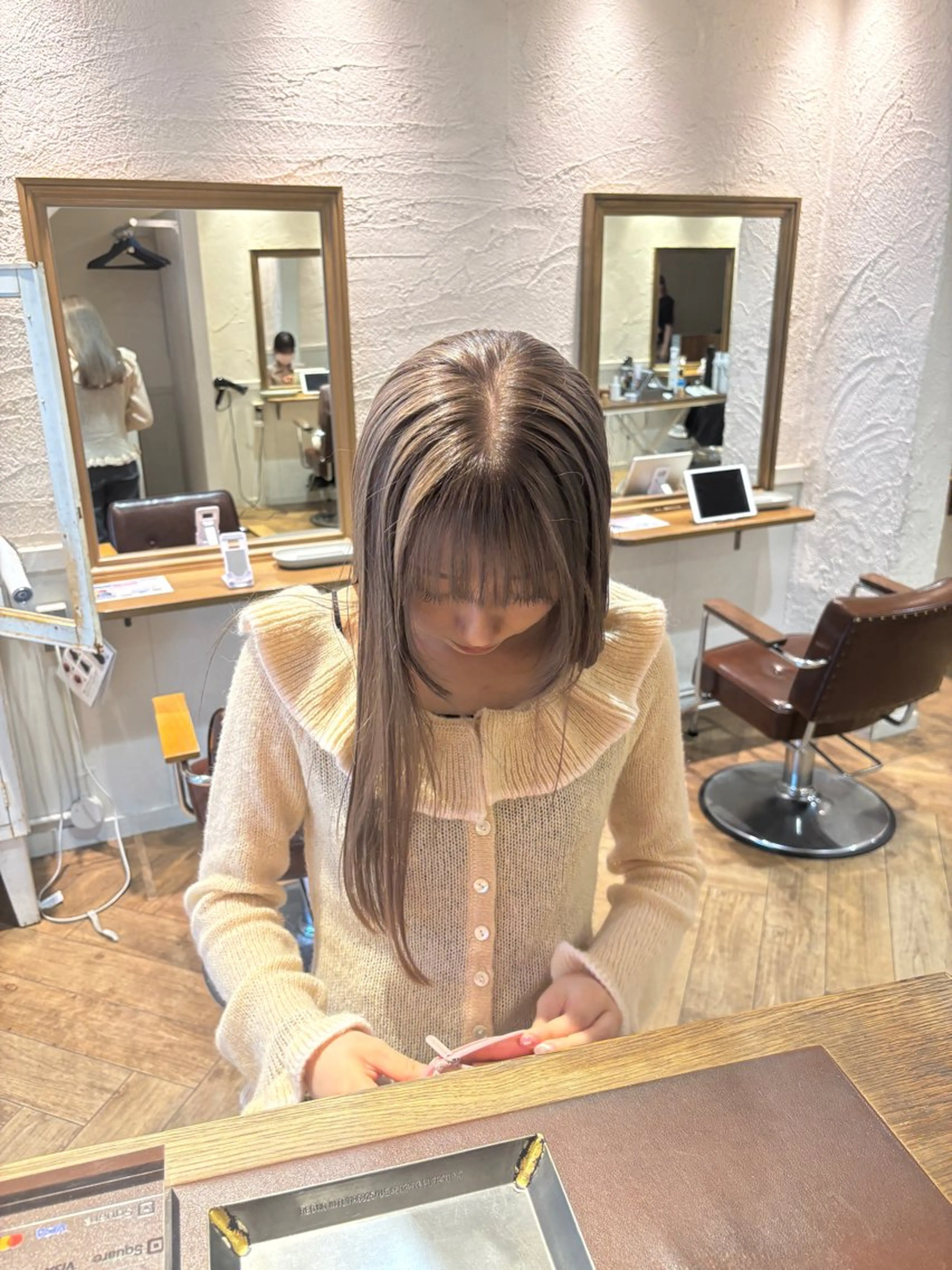 セミロング saya🌿レイヤー カット/透明感カラーのヘアスタイル