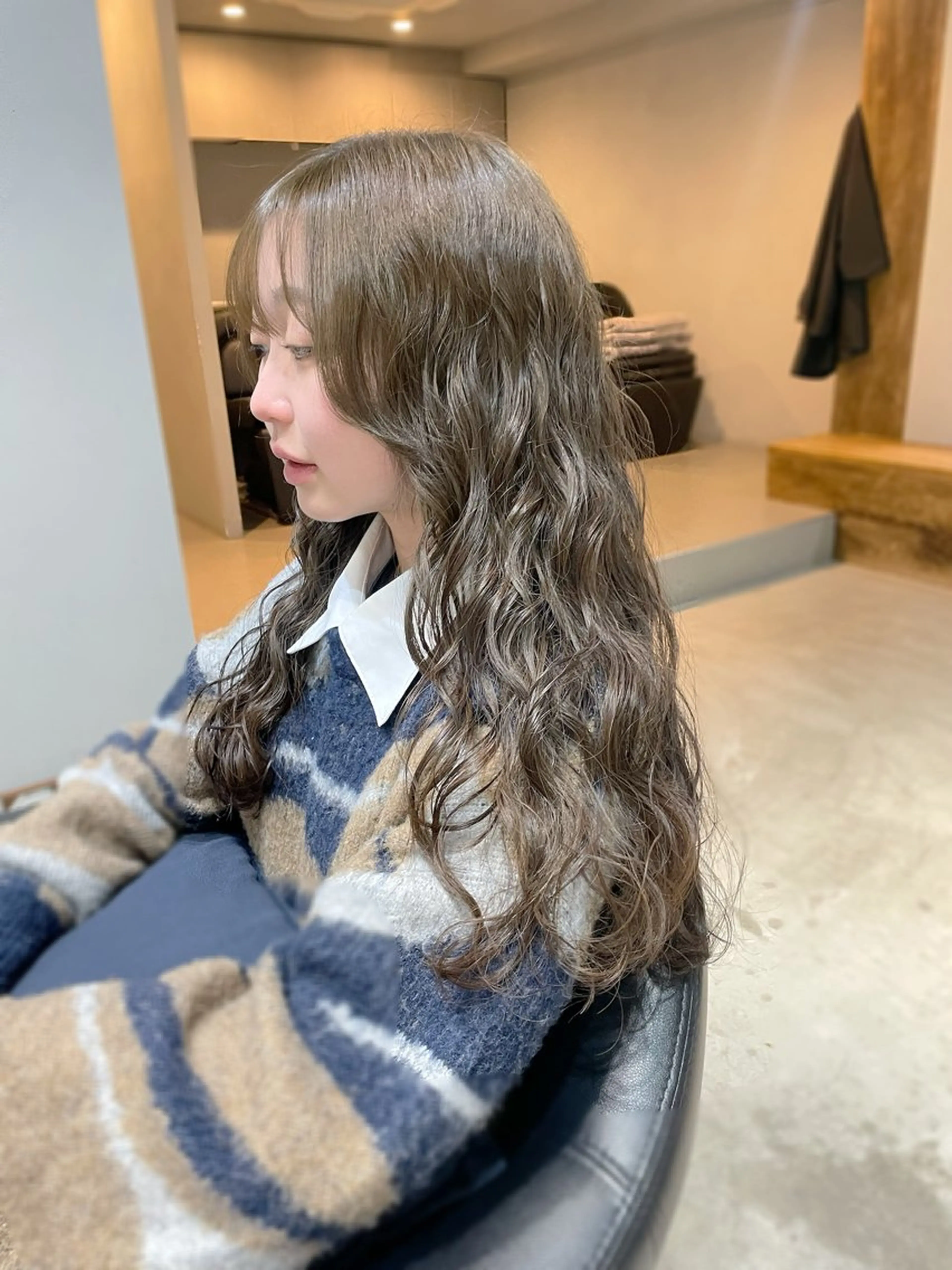 ロング カラー パーマ ベージュカラー オリーブベージュ ロング カット ヘアカラー パーマ トリートメント 【arc】Ruri コテ巻き風パーマのヘアスタイル