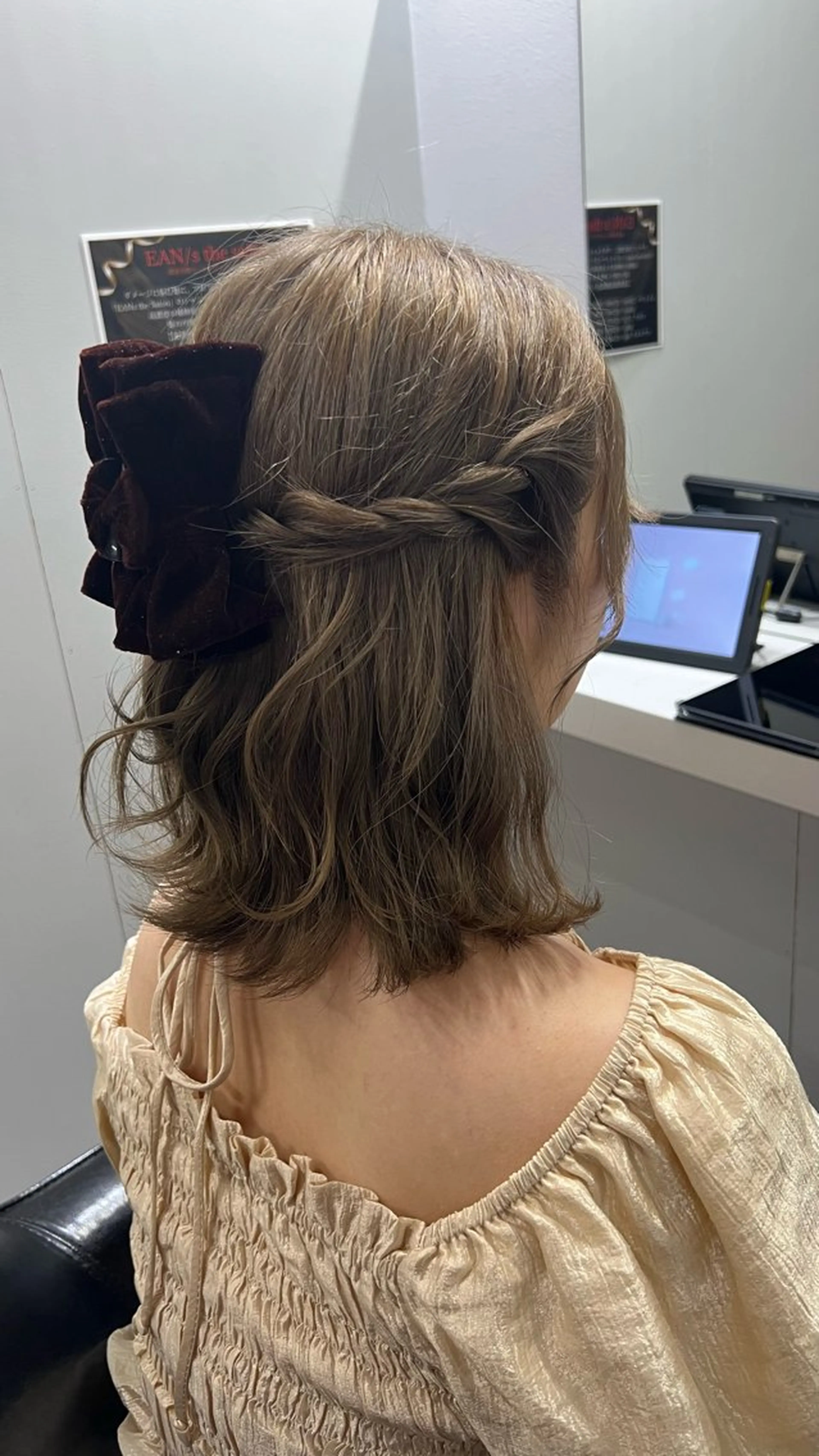 ミディアム カラー ベージュカラー ブリーチ カット ヘアカラー 🎀tokute ナオ🧸のヘアスタイル