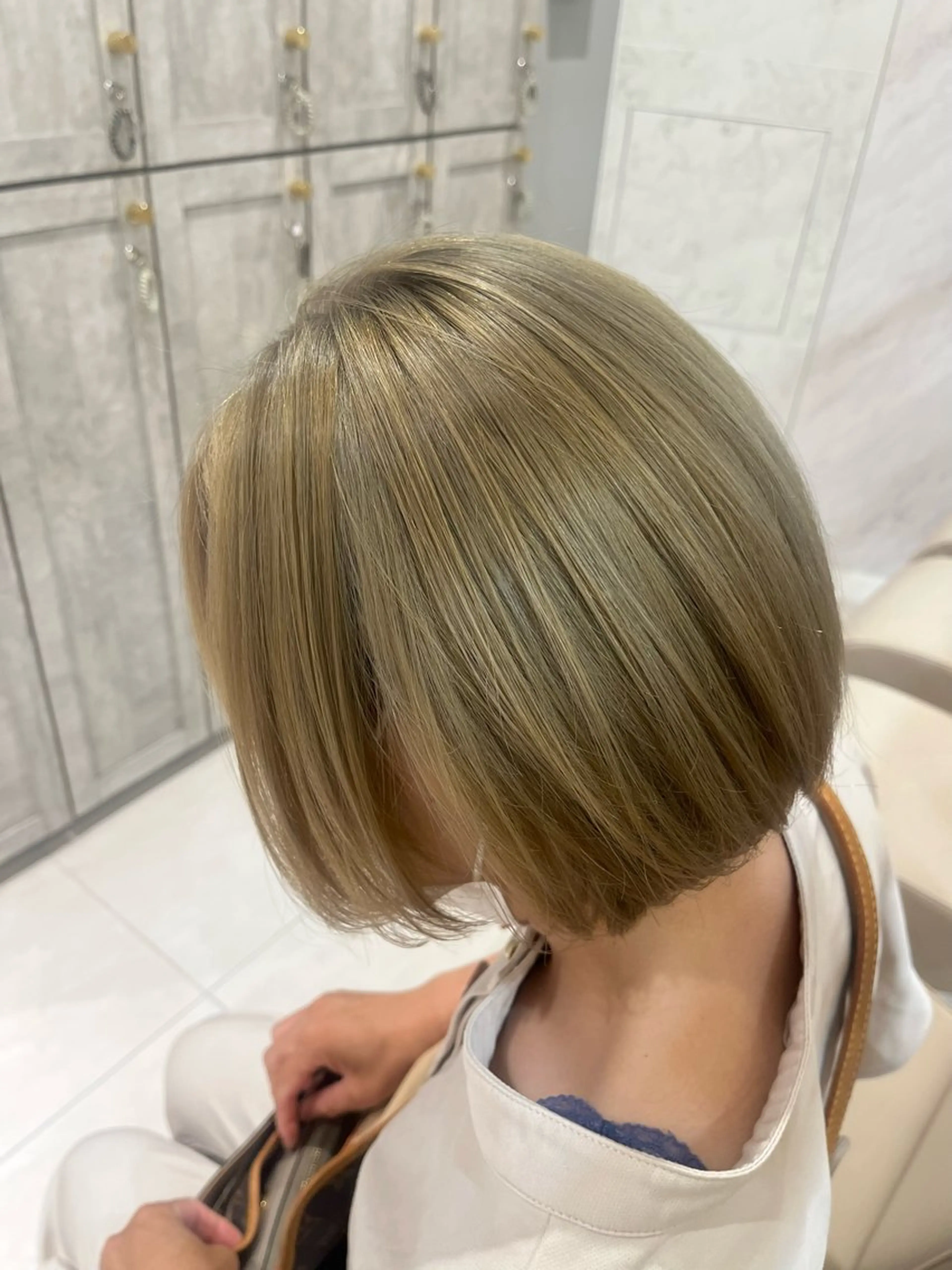 ショート カラー ブリーチ グレージュ カット ヘアカラー トリートメント レイヤー/顔まわり 透明感カラー柳澤優名のヘアスタイル