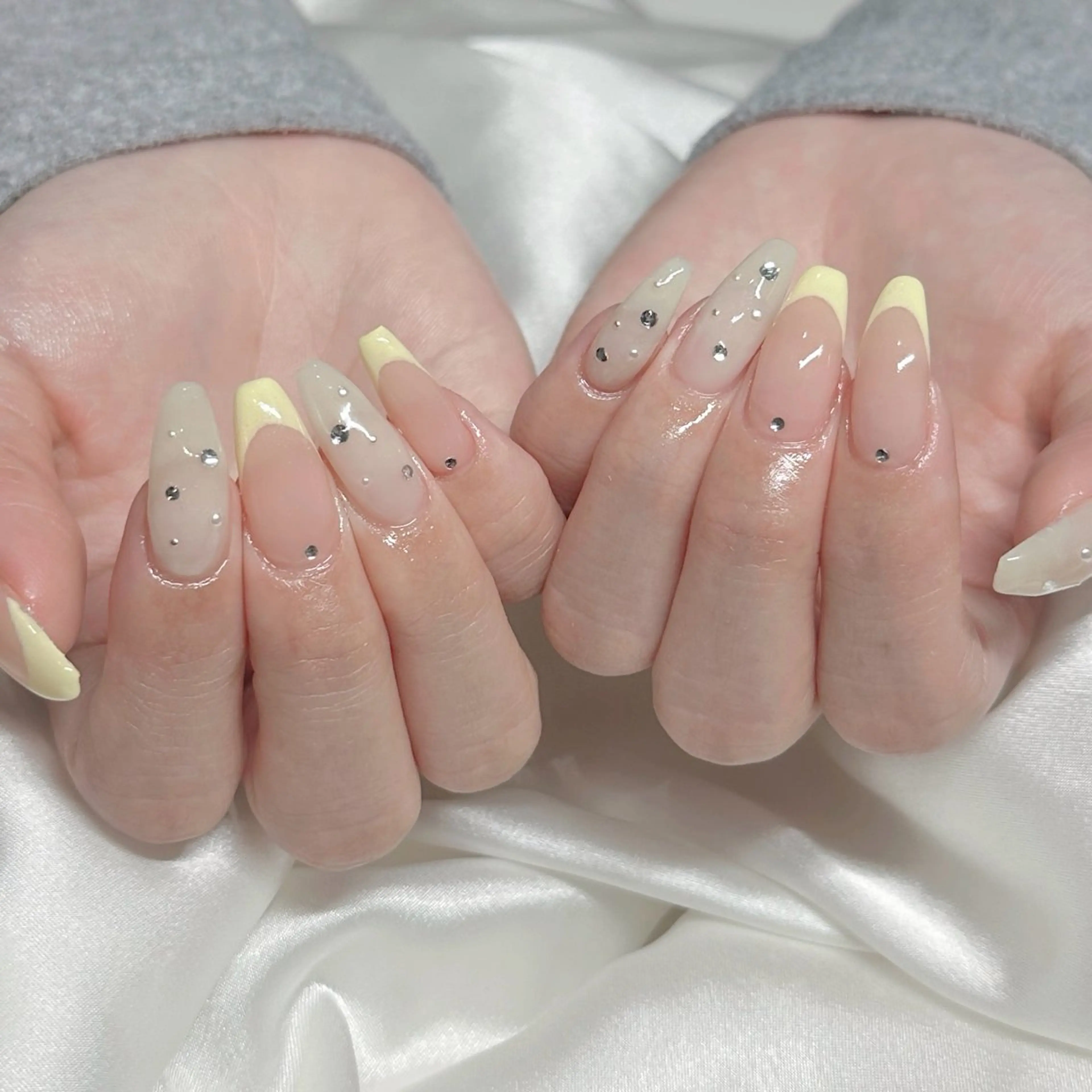 ネイル フレンチネイル 韓国ネイル 春ネイル ストーンネイル 黄色 ハンドネイル L'oeillet所属・L'oeillet HIBIKIのネイルデザイン