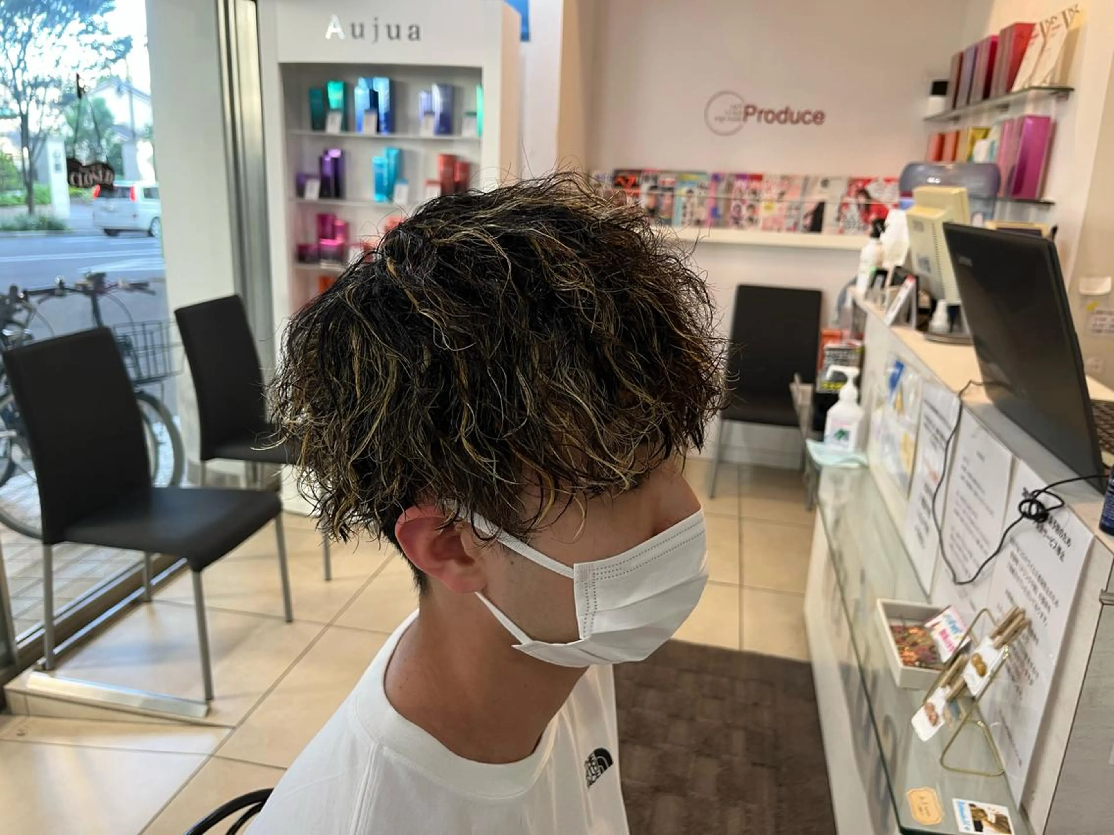 ショート カラー パーマ メンズ メンズハイライト メンズパーマ メンズツイストパーマ ハイライトカラー ハイライト カット ヘアカラー パーマ 韓国風メンズ/毛流れ ヘアなら須田龍世のヘアスタイル