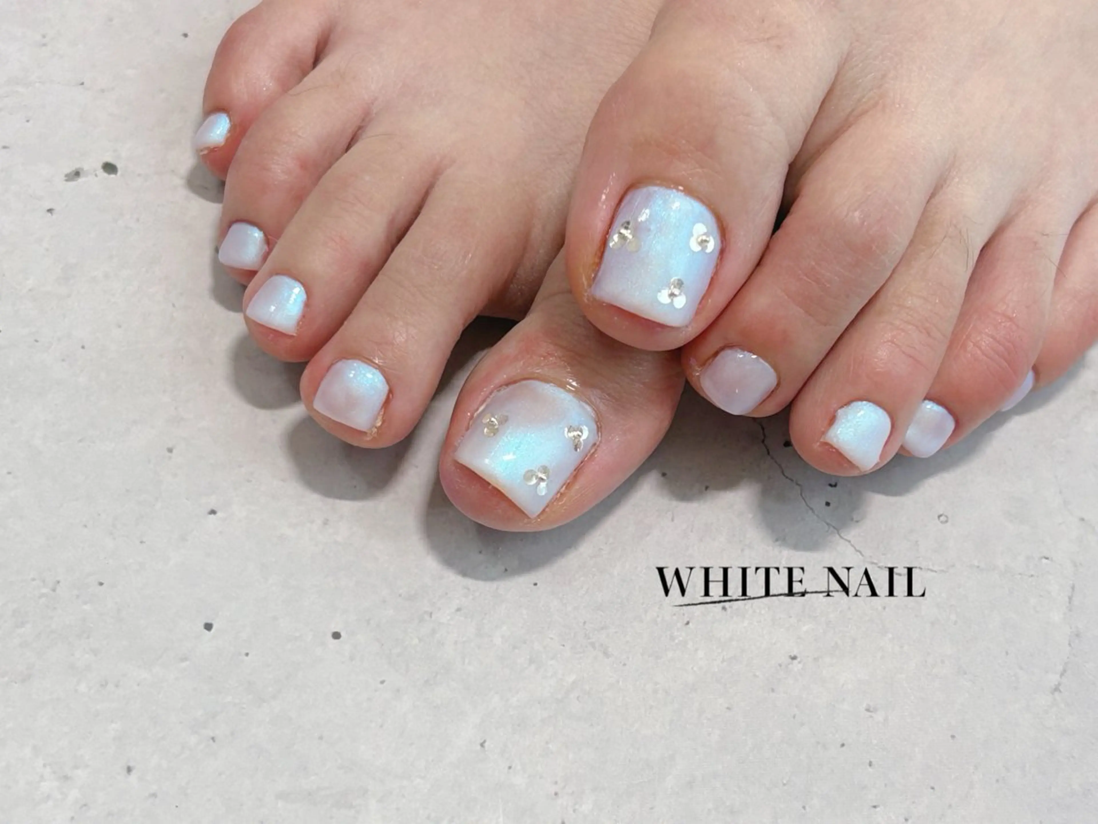 ネイル シンプルネイル フットネイル WHITE NAIL ホワイトネイルのネイルデザイン