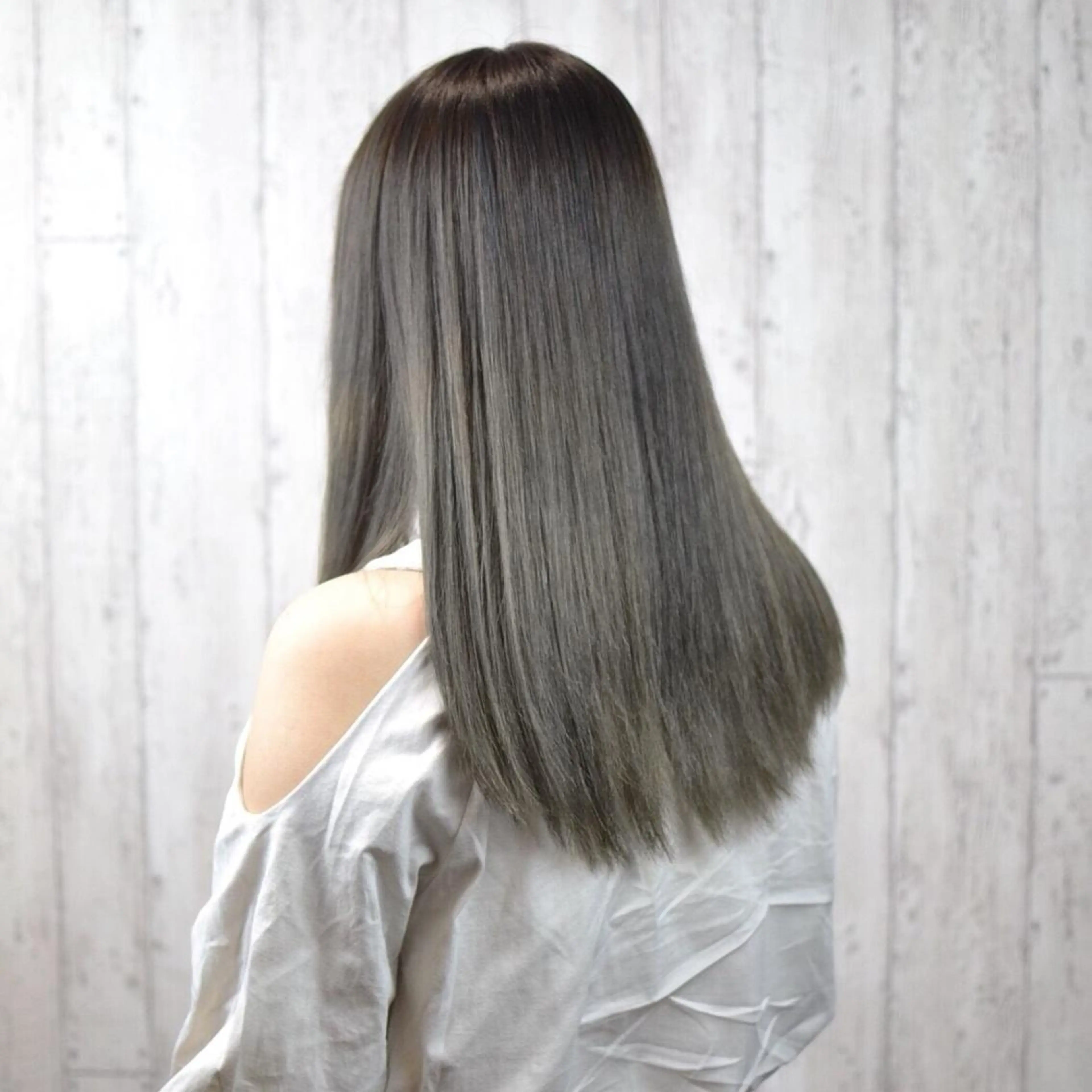 セミロング カラー ブリーチ カット ヘアカラー カット／メンズカット 藤田麻衣のヘアスタイル