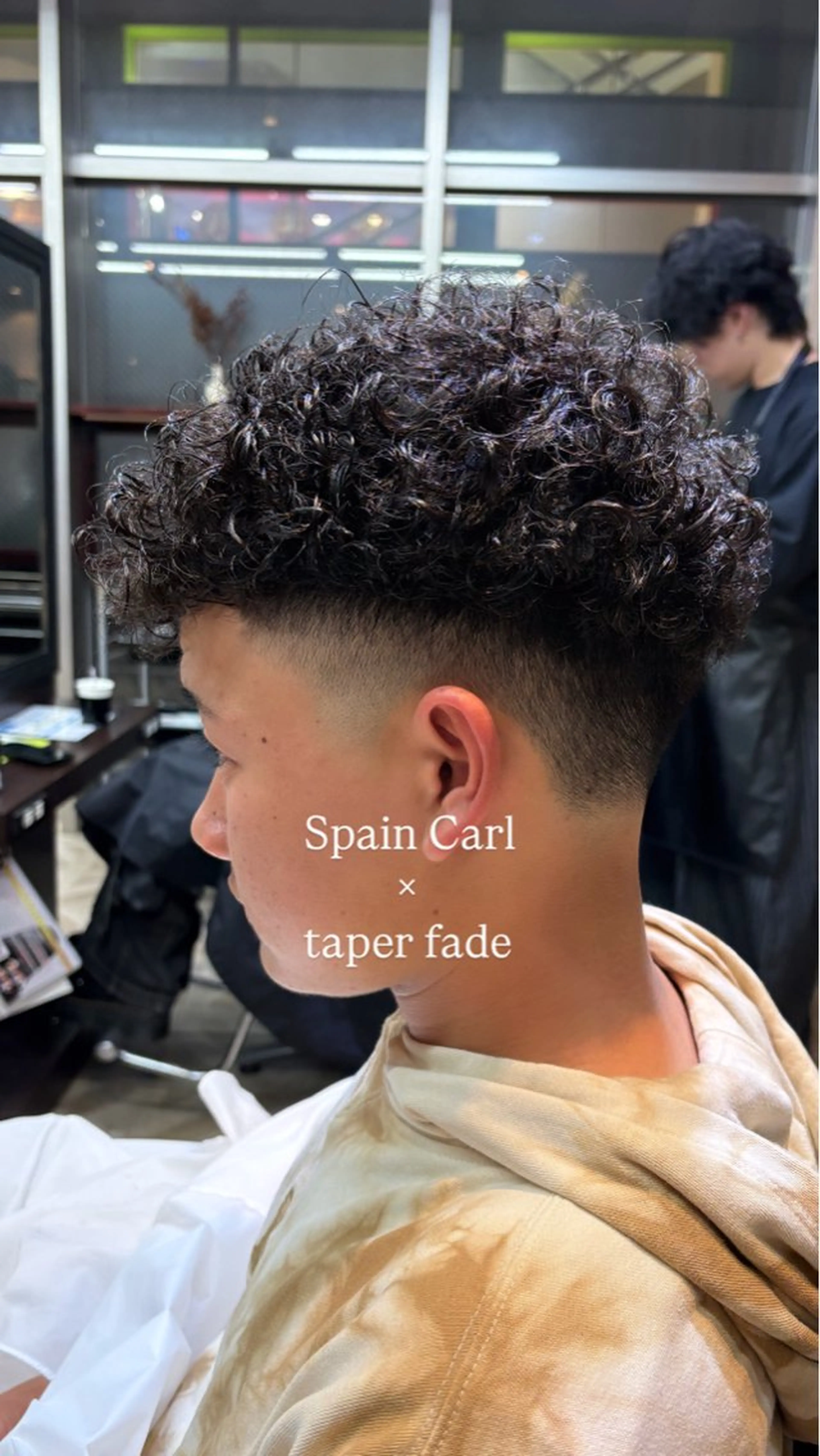 パーマ メンズ フェードカット スペインカール 山本 拓実のヘアスタイル