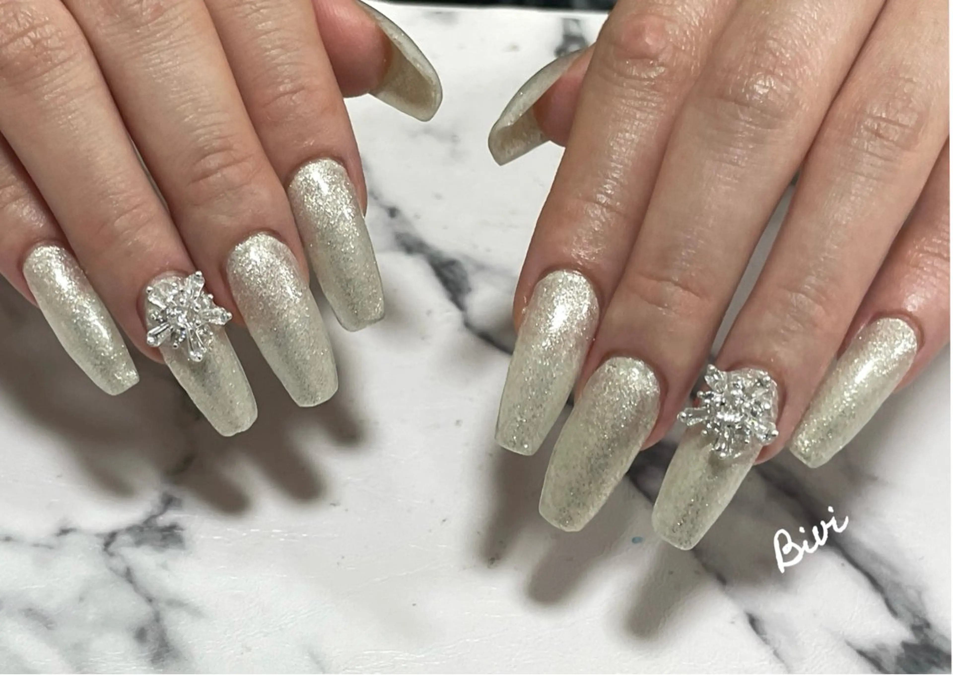 ネイル アートネイル 長さ出し フラッシュネイル ラメ(グリッター) シルバー ハンドネイル ハンドケア ♡Bivi♡自爪に 優しいネイルサロンのネイルデザイン