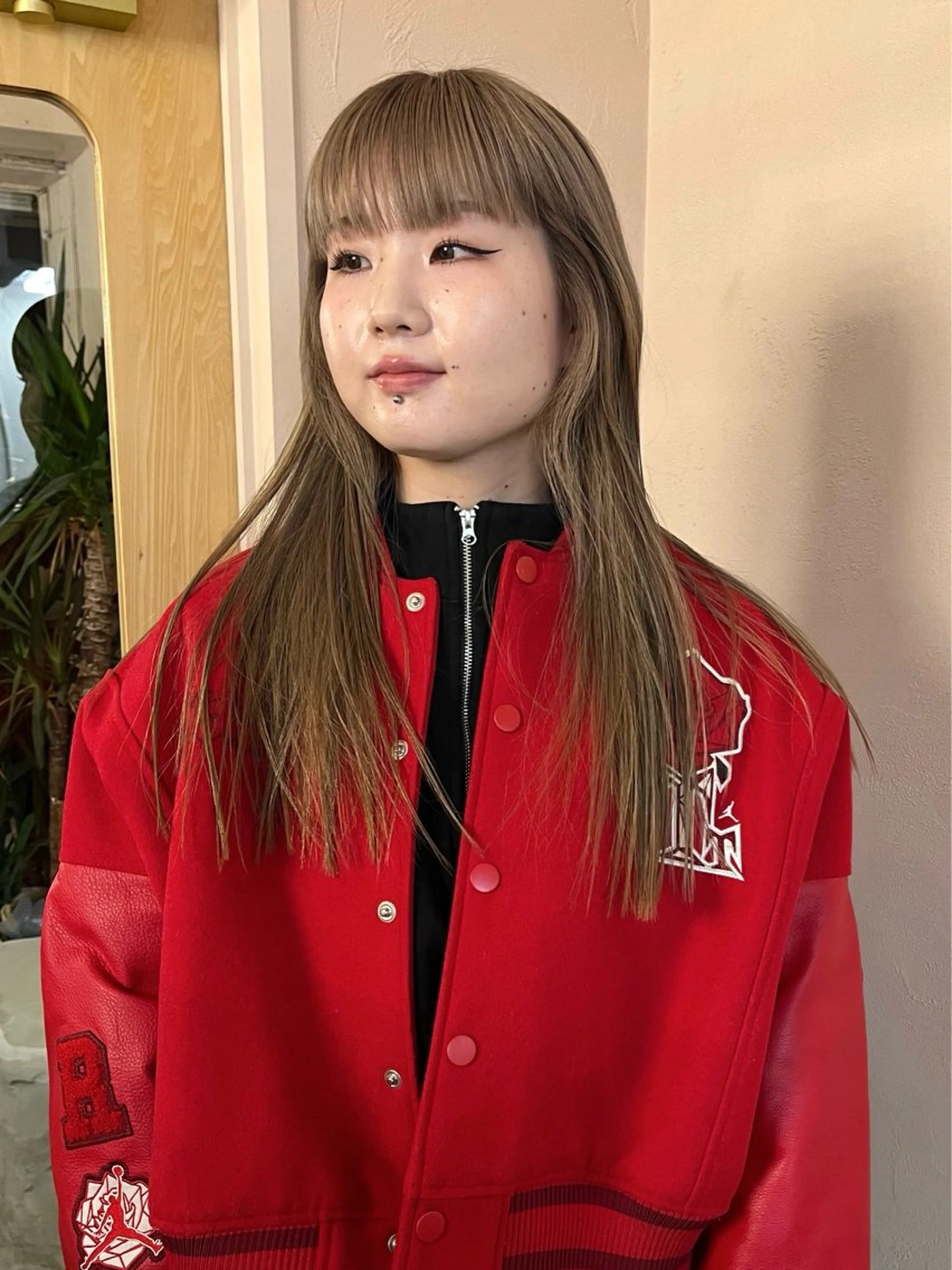 セミロング カラー ベージュカラー ブリーチ ブロンド カット ヘアカラー トリートメント iru所属・レイヤーカット/ ハイトーン/mikiのヘアスタイル