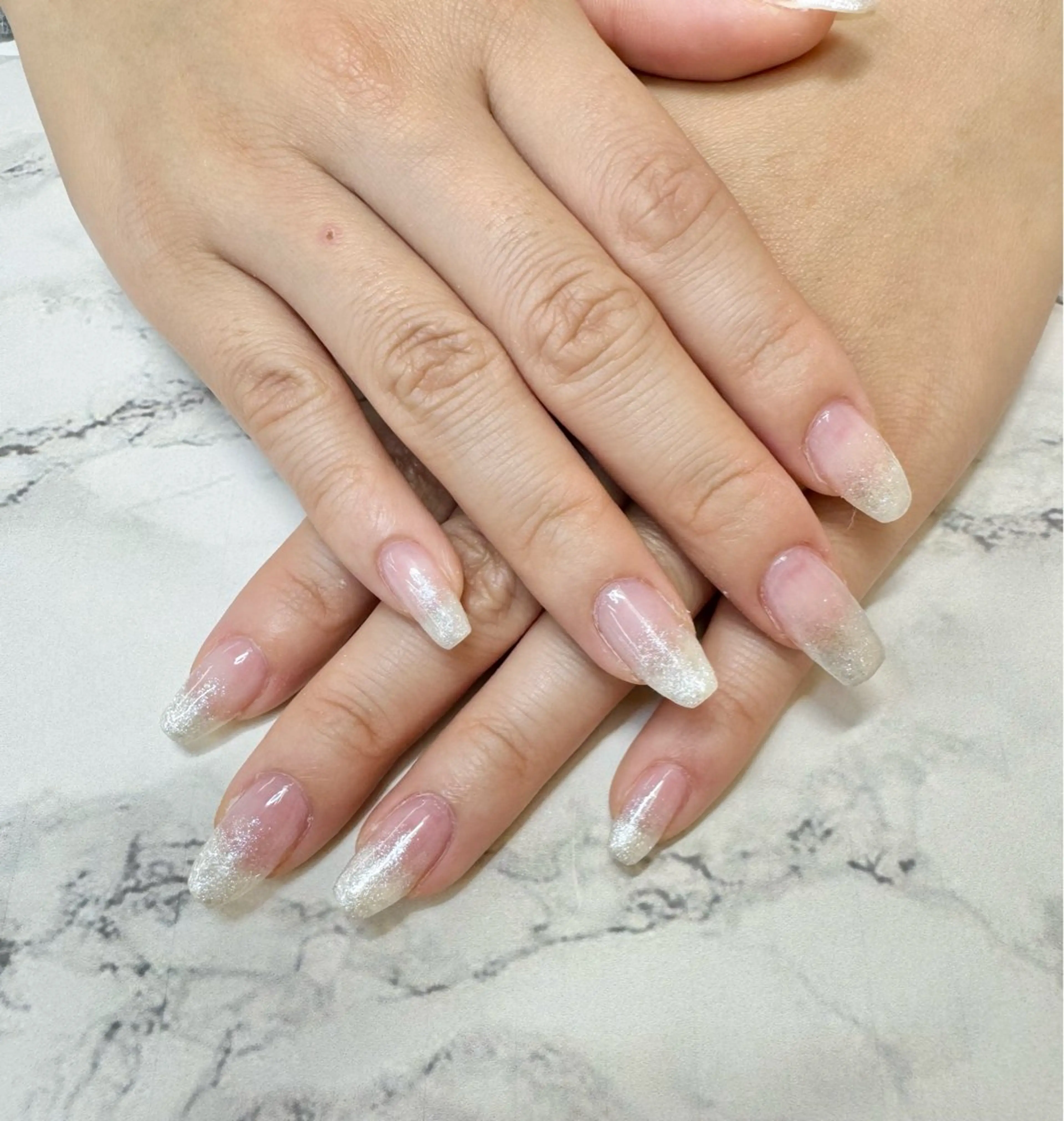 ネイル ラメ(グリッター) シルバー ホワイト Luz de Amberのネイルデザイン