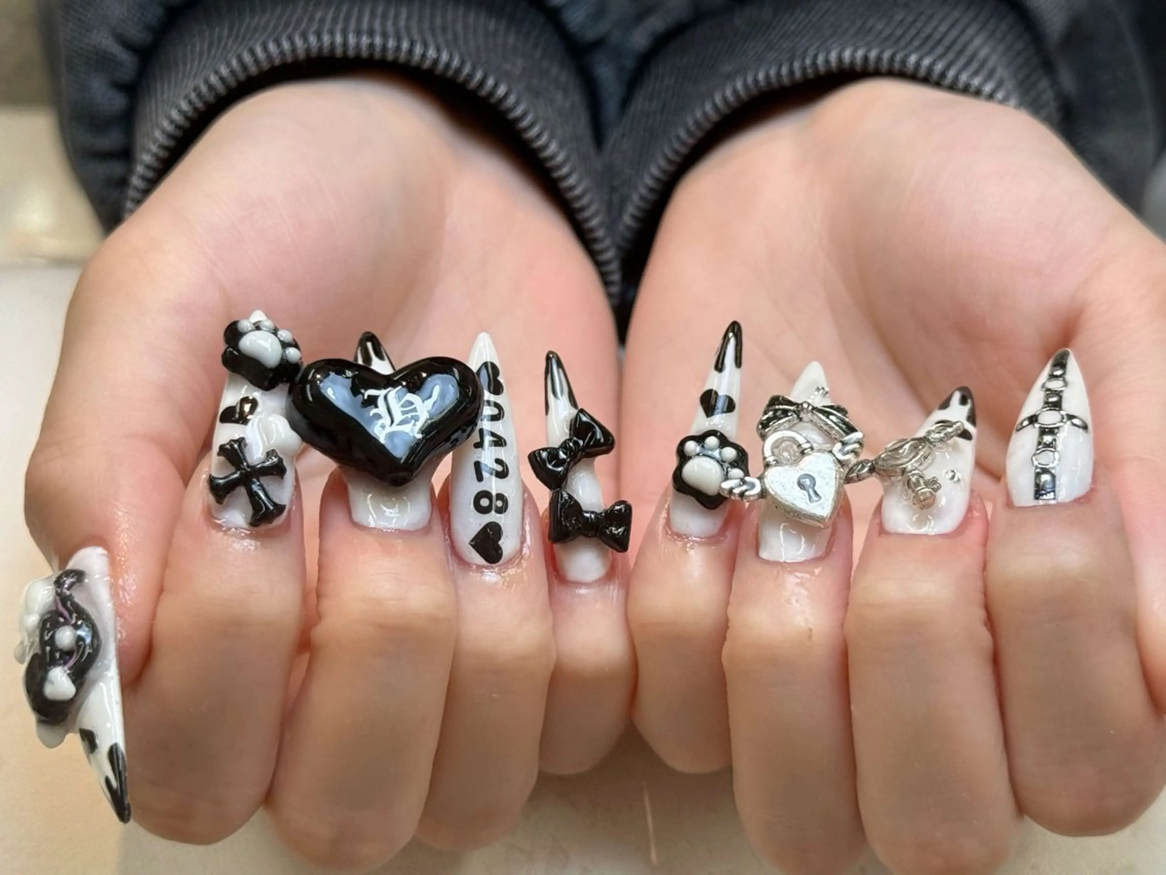 ネイル グラデーション キラキラネイル ワンカラーネイル 冬ネイル Jenn Nail Salonのネイルデザイン