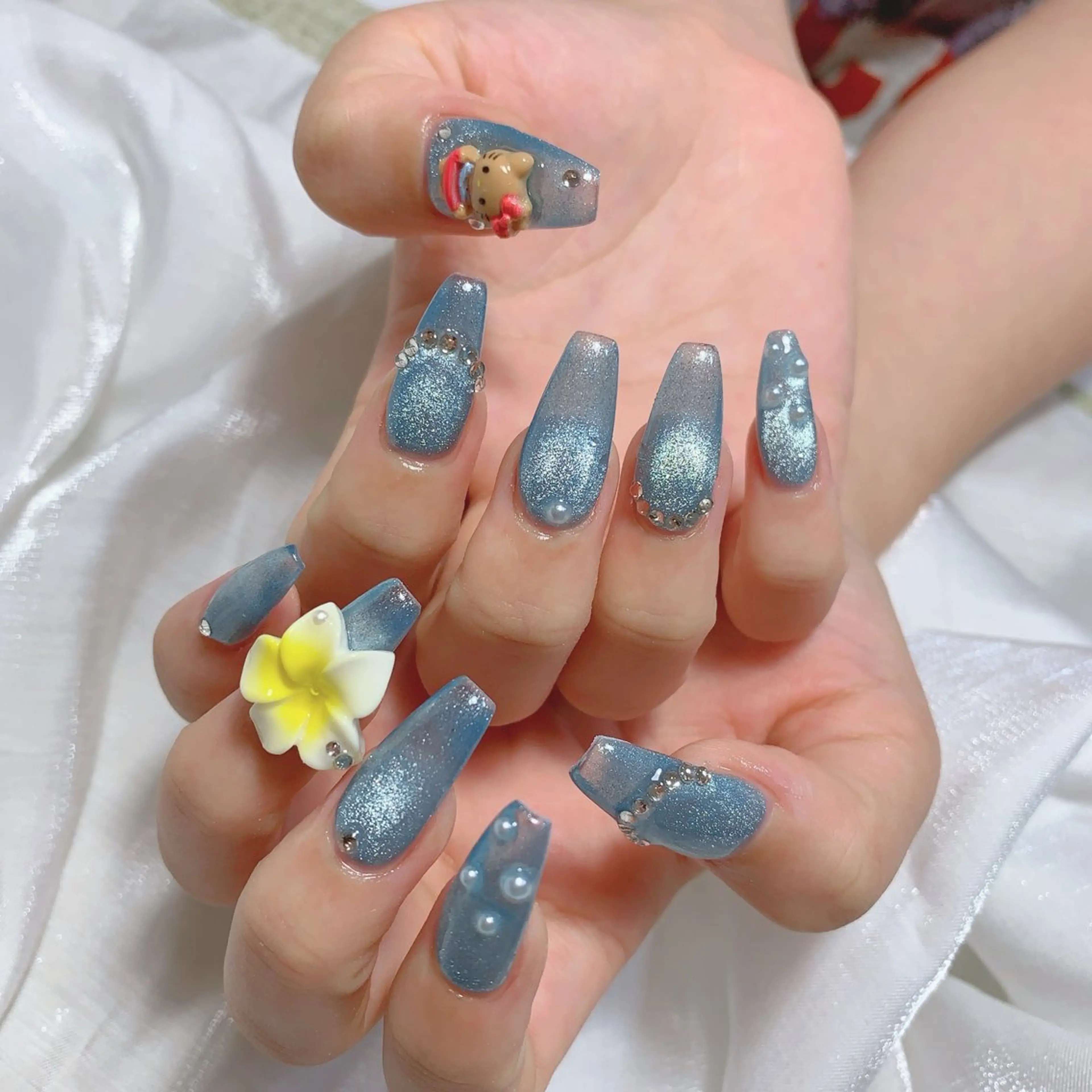 ネイル ブルー チークネイル フレンチネイル ハート ホログラムネイル ハンドネイル インフィニティ ネイルサロンのネイルデザイン
