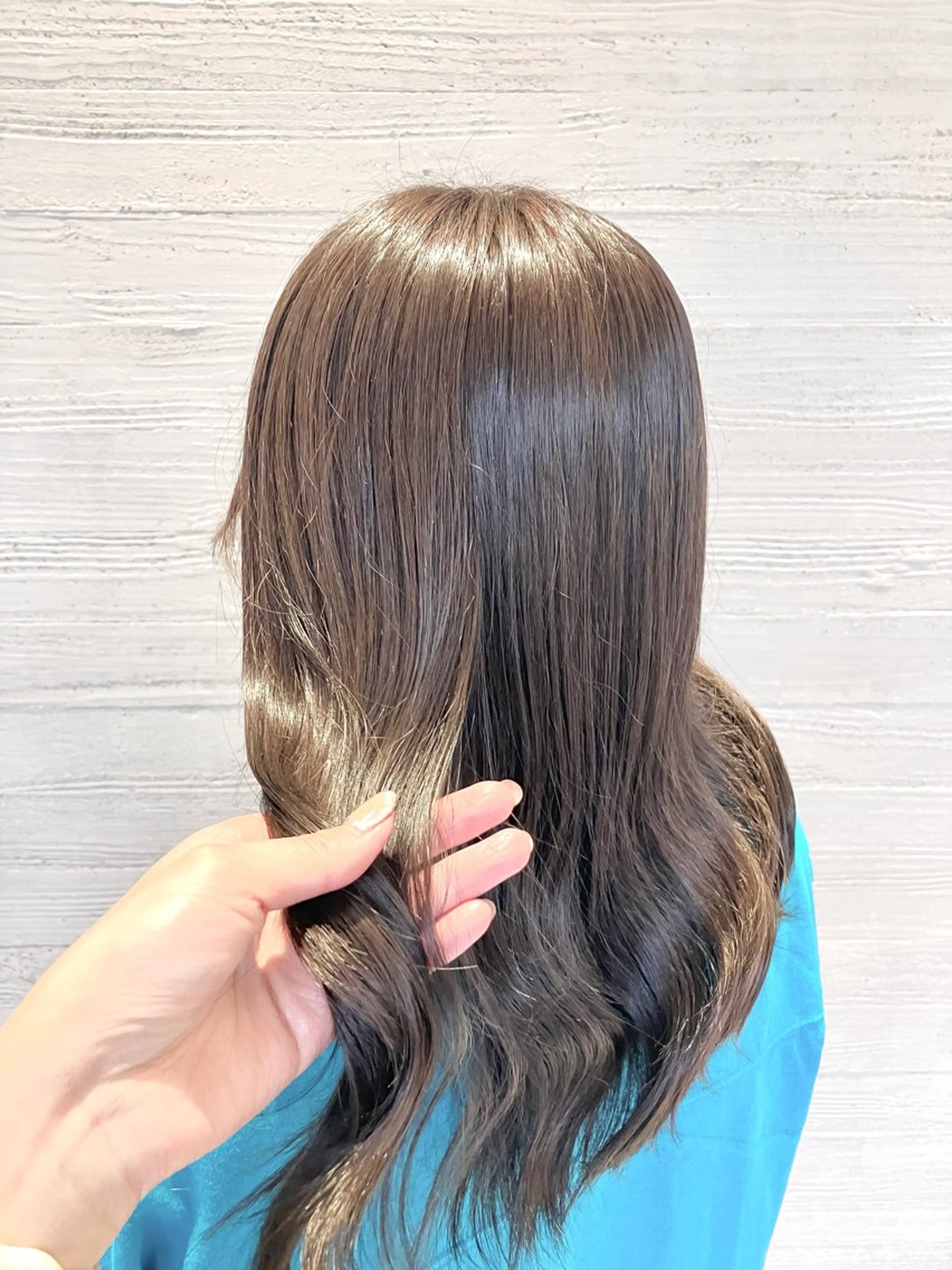 ミディアム カラー ブラウンカラー サキ🤍ハイトーン 🩰くびれ巻きヘアのヘアスタイル