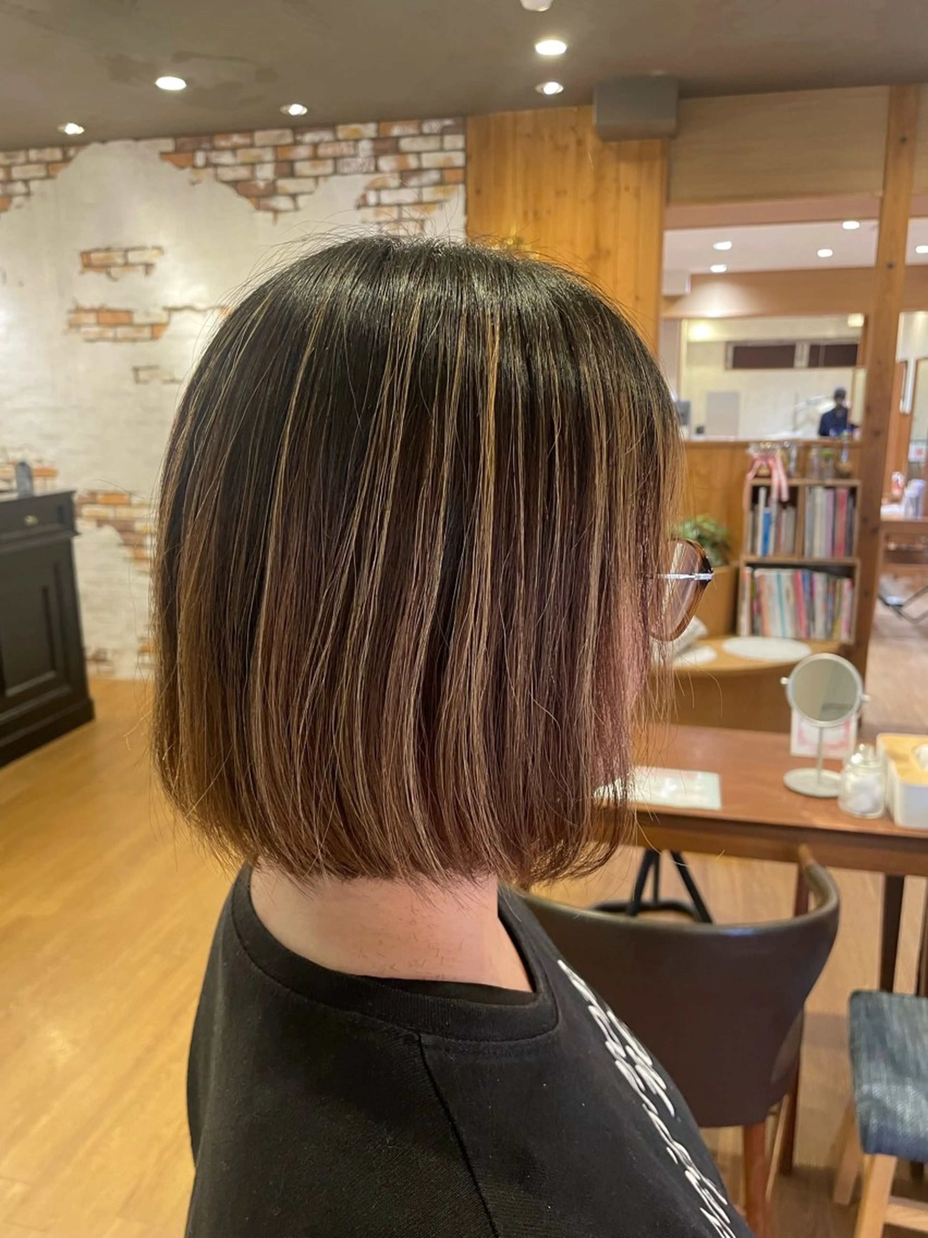 ミディアム ボブ 外ハネヘア カット ヘアカラー トリートメント 山口 恋のヘアスタイル