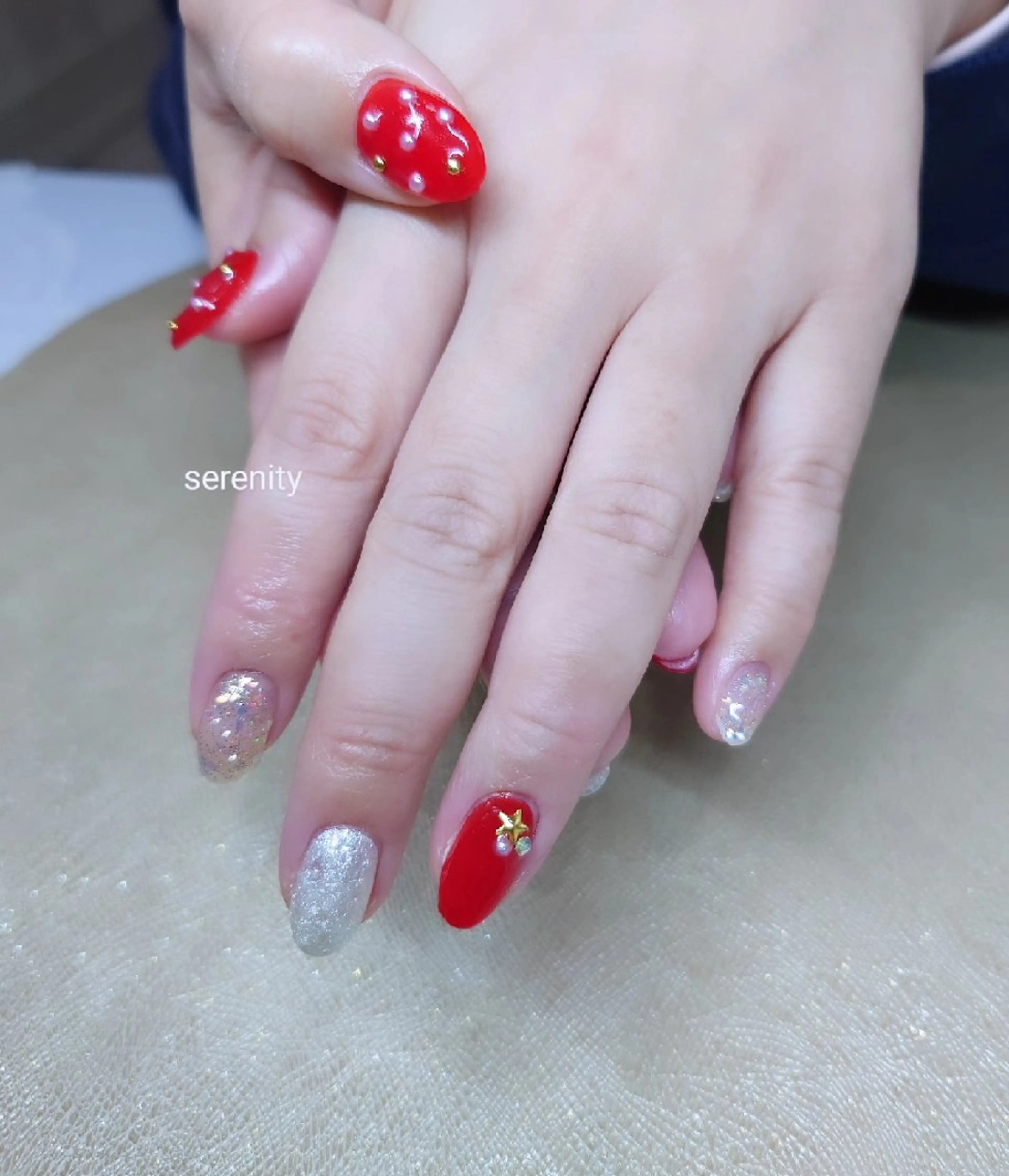 ネイル キラキラネイル 赤色 ホワイト 冬ネイル クリスマス nail  serenityのネイルデザイン