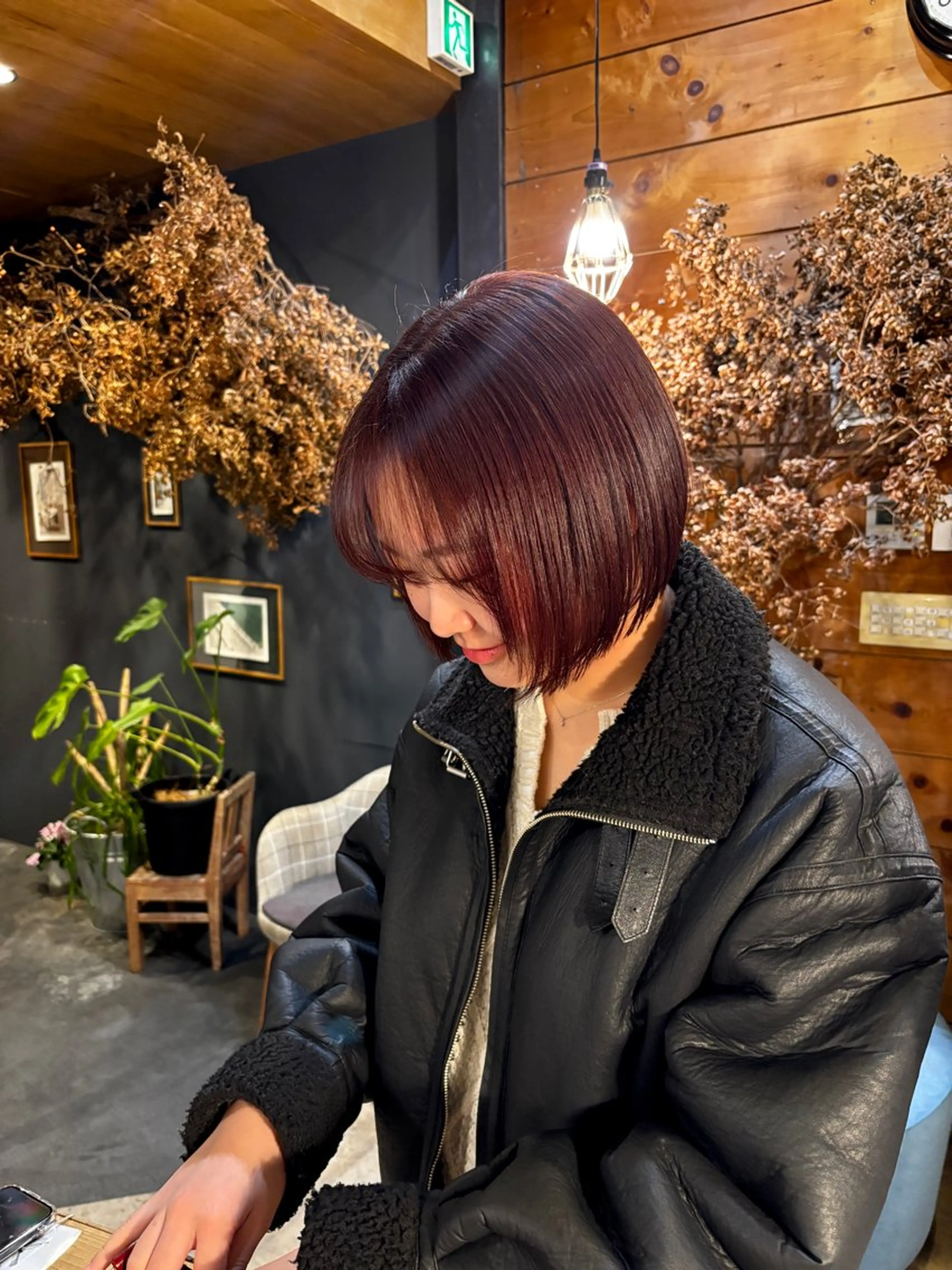 ショート カラー レッドカラー ボブ うざバング 岸本 まほのヘアスタイル