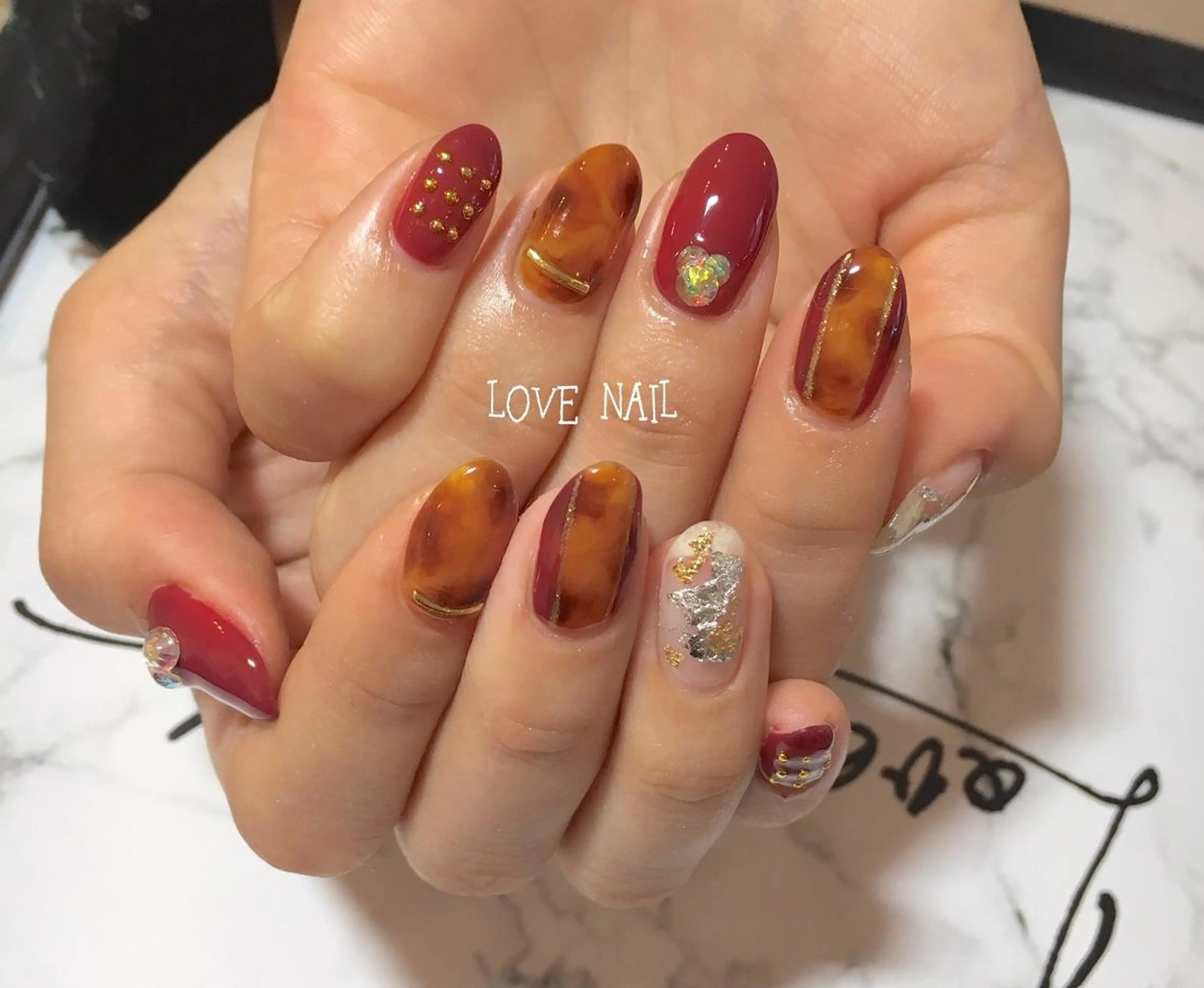 ネイル べっ甲ネイル 持ち込み 赤色 ハンドネイル LOVE NAIL 💕Sonoのネイルデザイン
