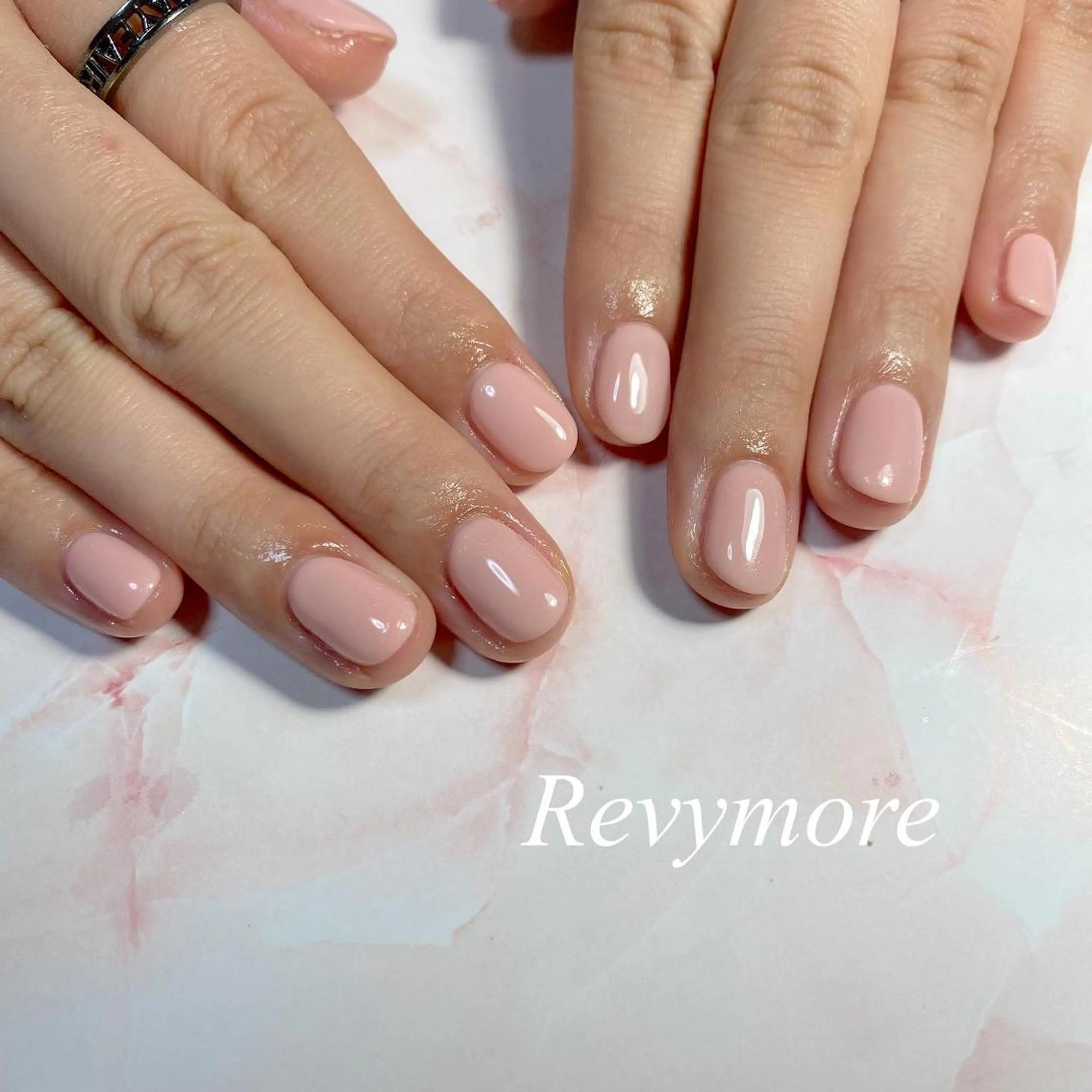 ミディアム ネイル 韓国風ヘア ジェルネイル キラキラネイル 韓国ネイル ニュアンスネイル nail salon Revymore所属・nail salon Revymoreのネイルデザイン
