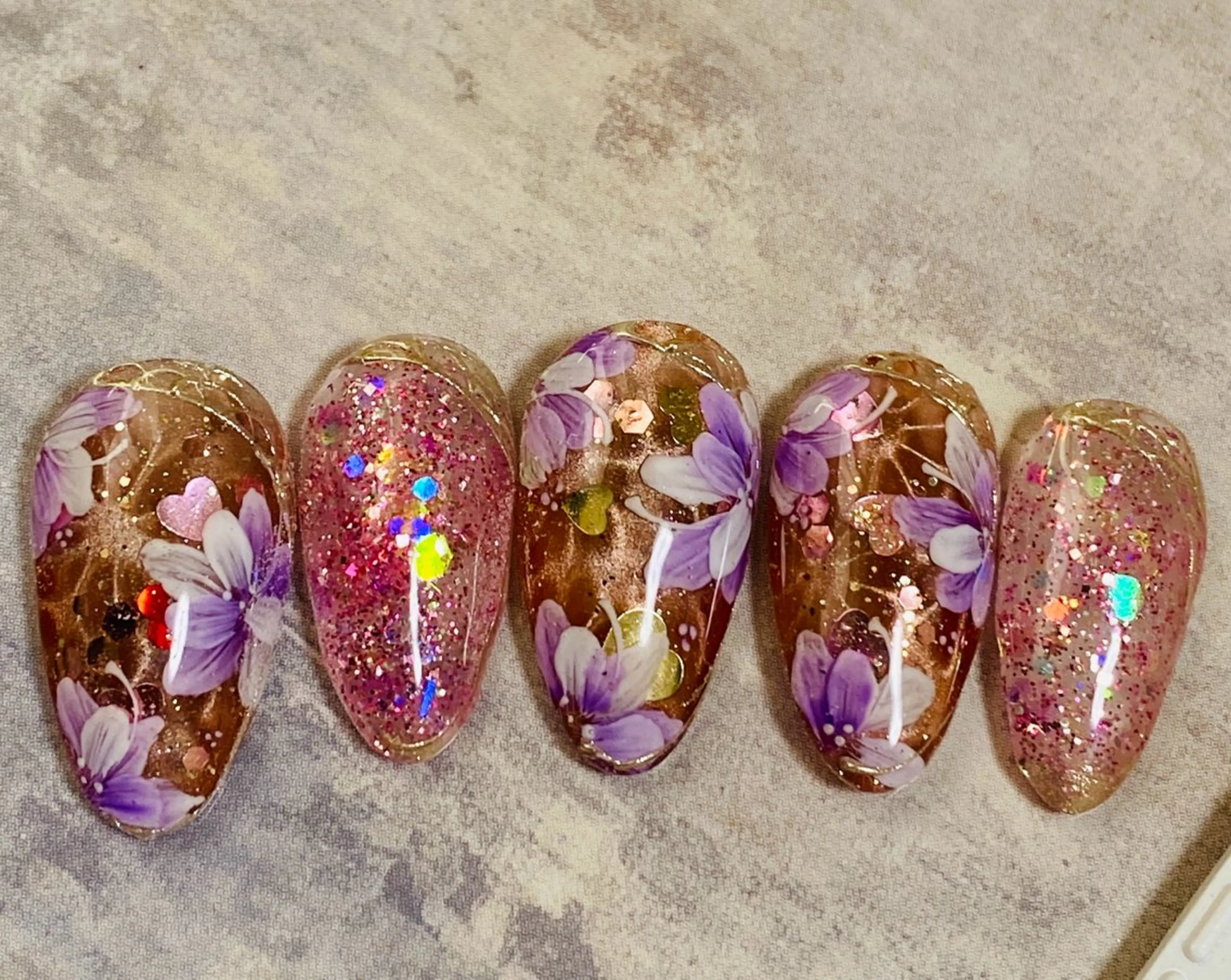 ネイル フラワーネイル ハート ラメ(グリッター) マグネットネイル 自宅ネイルサロン ♦️nuance♦️のネイルデザイン