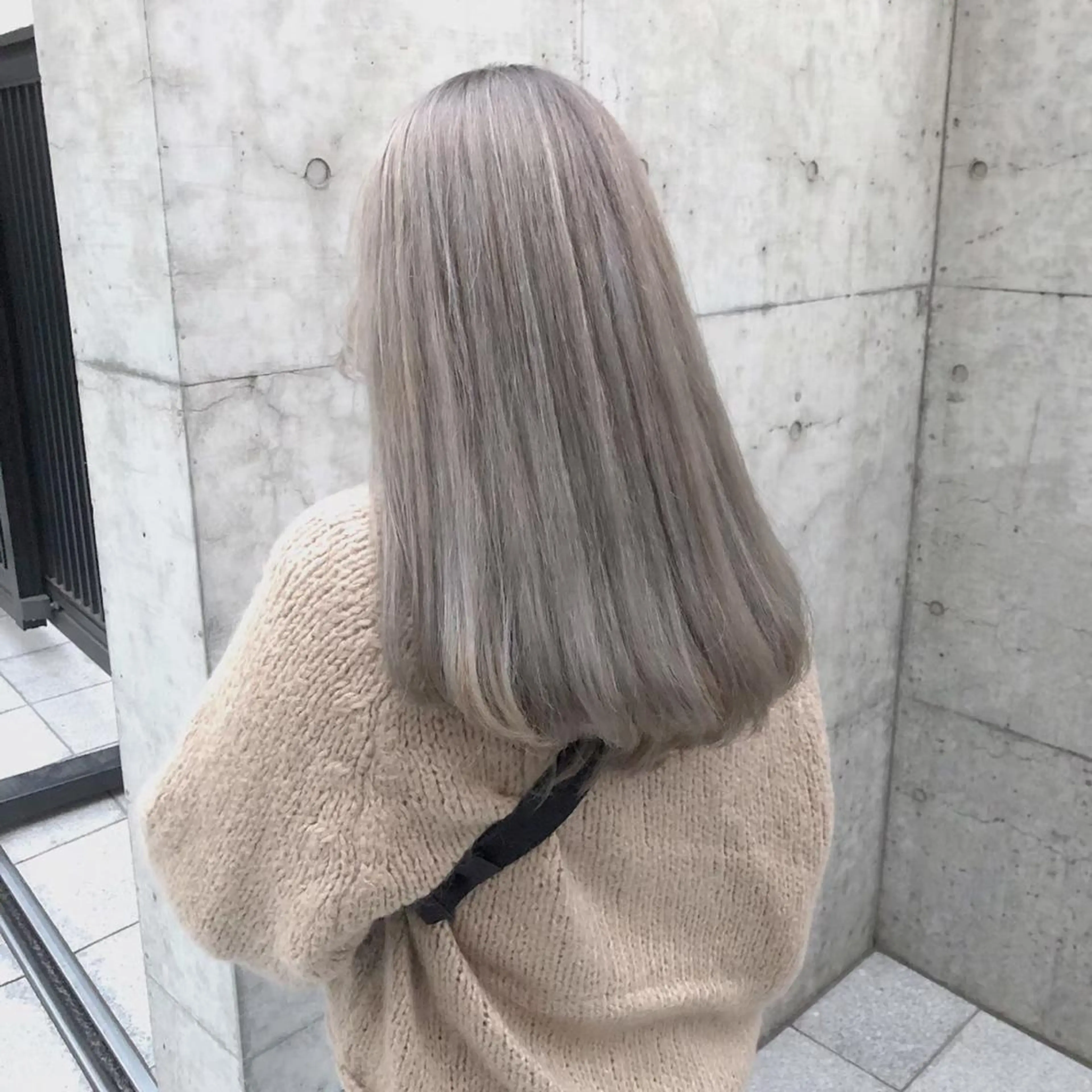 セミロング カラー アッシュ アッシュグレー ベージュカラー 黒髪 ブリーチ 💕ブリーチ/ヘアメ 🎀YUUKAのヘアスタイル