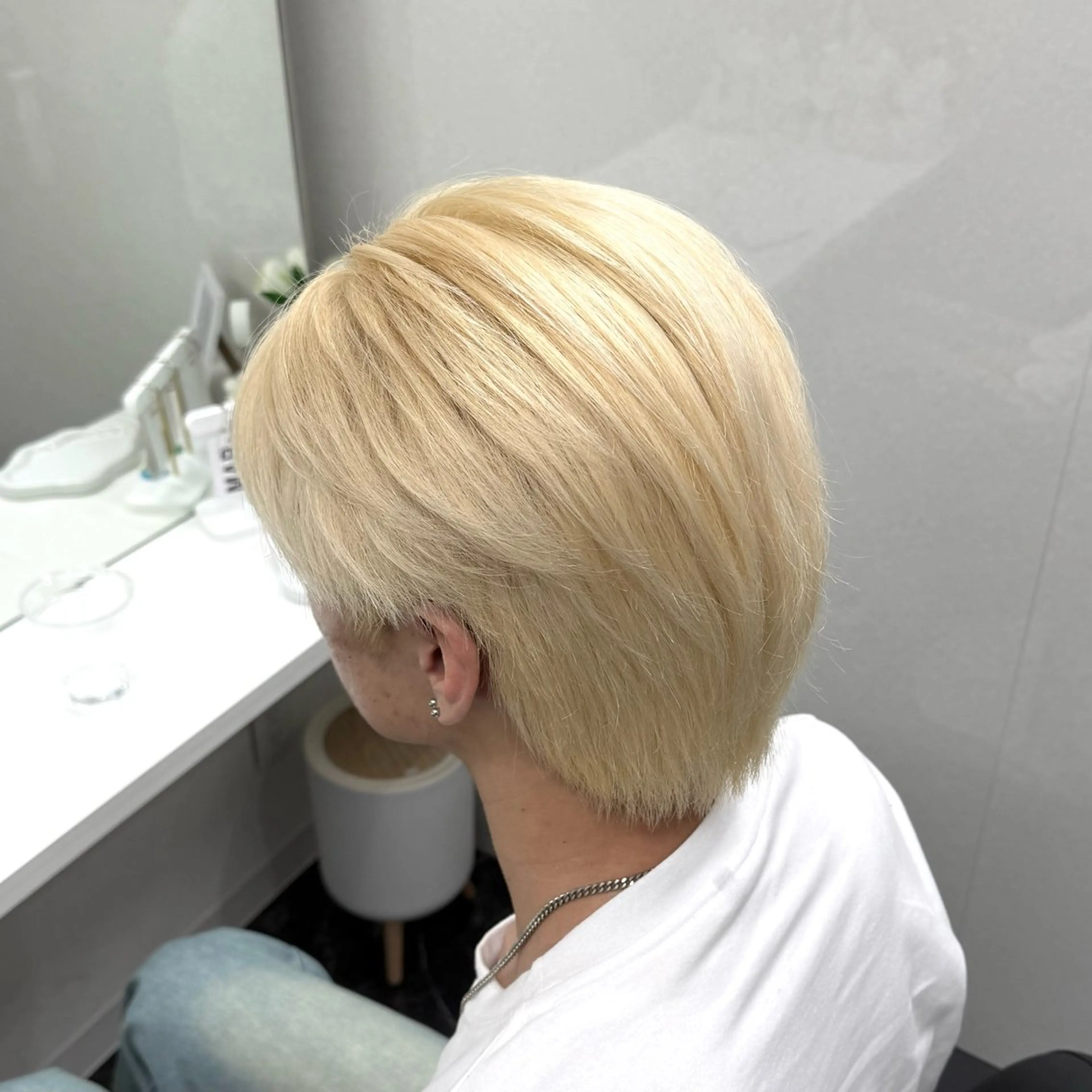 カラー メンズ メンズブリーチ メンズハイトーン メンズインナーカラー メンズ韓国風 ベージュカラー ヘアカラー トリートメント ハイトーン/ 髪質改善/上質艶髪のヘアスタイル