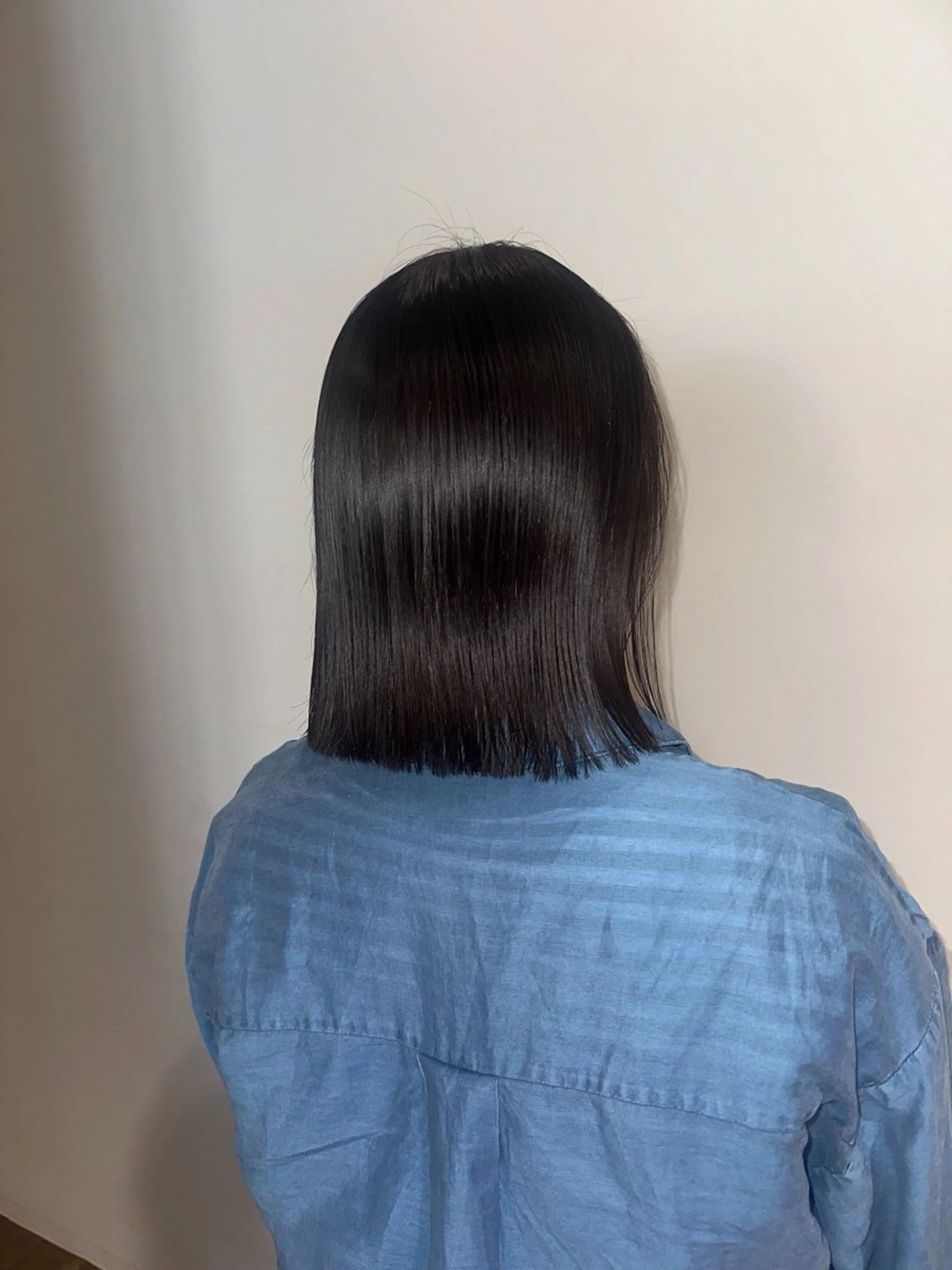 ミディアム カット 塩澤 榛奈のヘアスタイル