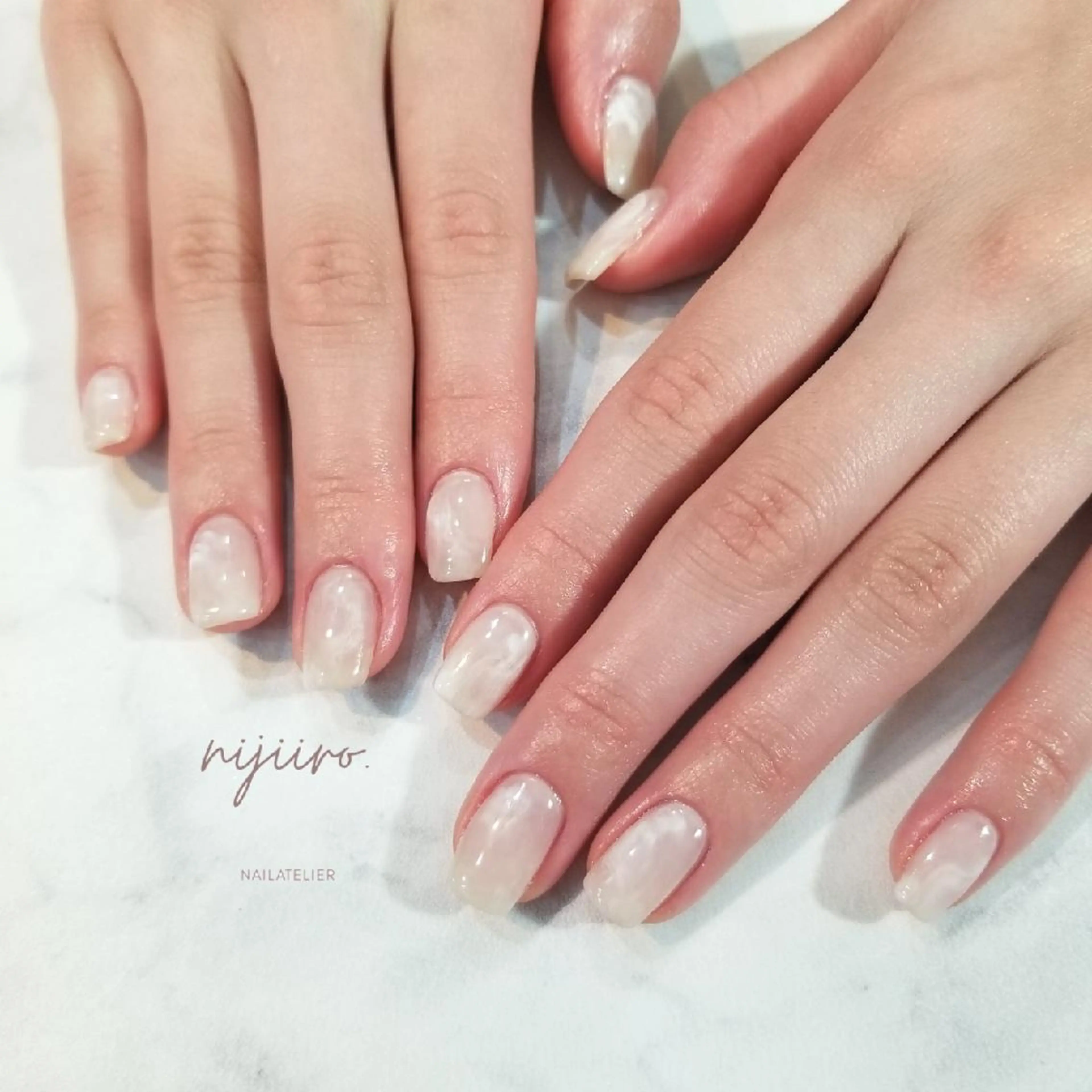 ネイル 大理石ネイル(マーブル) ホワイト ハンドネイル nailatelier nijiiro.所属・nijiiro🌈 サトウのネイルデザイン