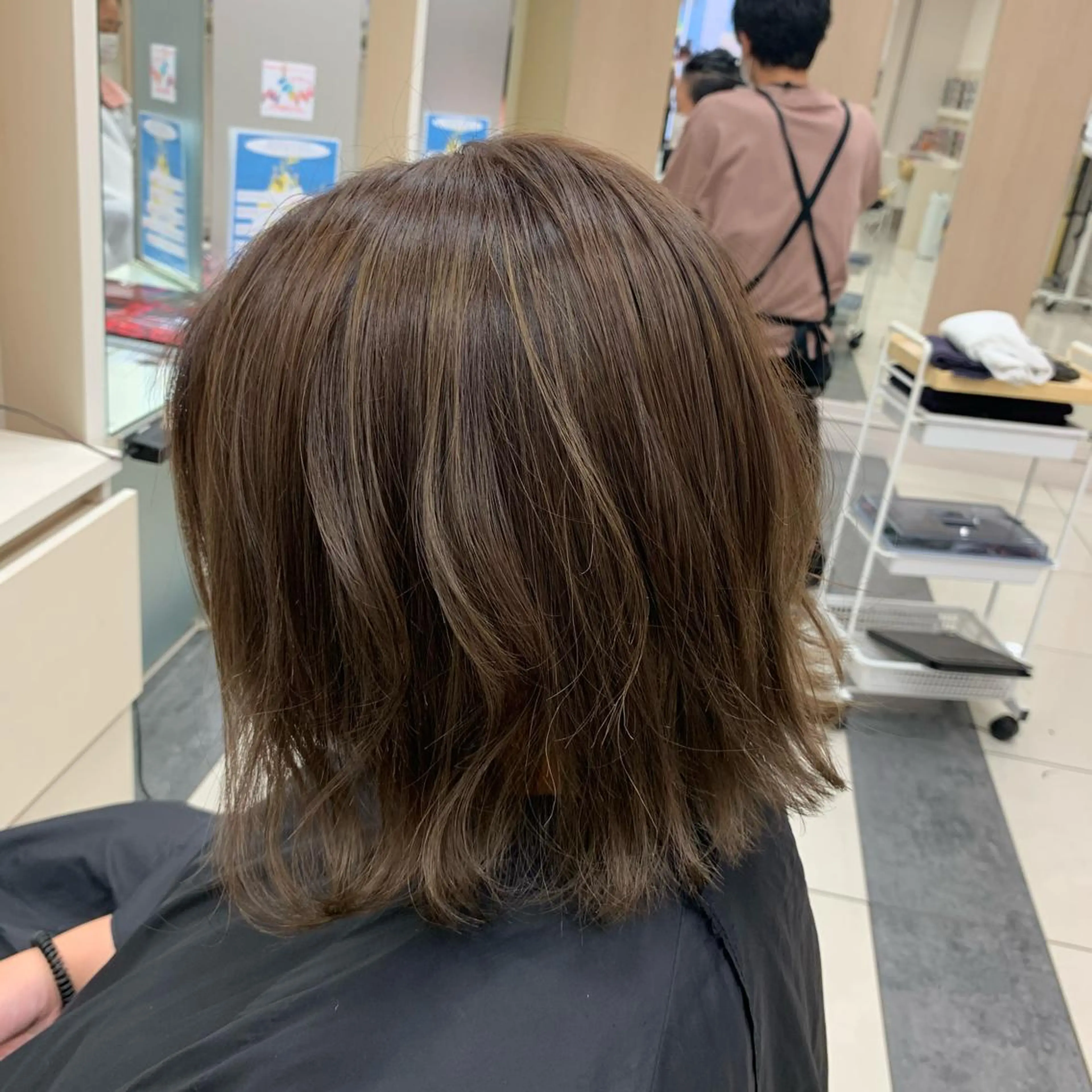 ミディアム アッシュ ハイライト ヘアカラー トリートメント ウスイ ハルカのヘアスタイル