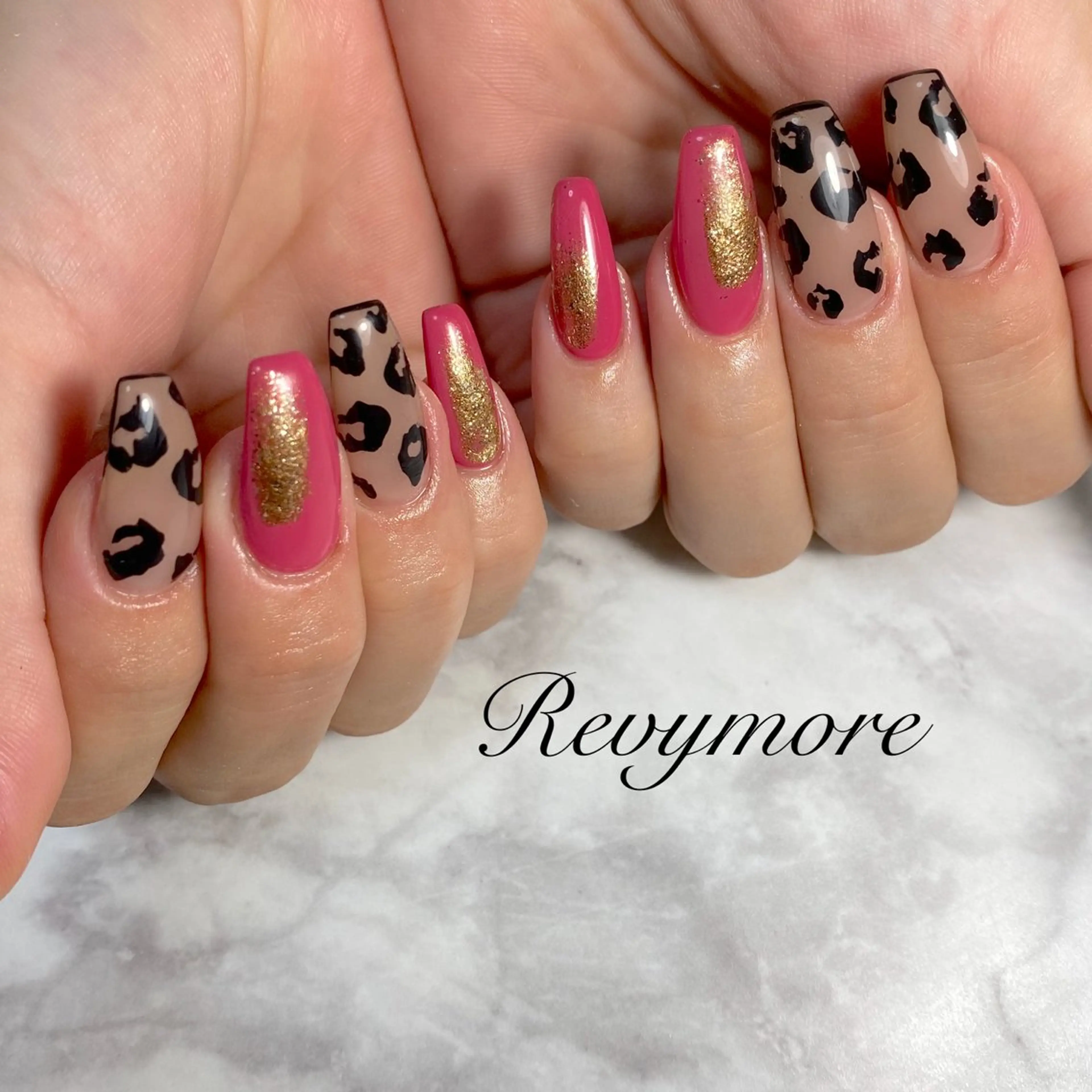 ネイル アニマル柄 ジェルネイル キラキラネイル 韓国ネイル ニュアンスネイル nail salon Revymore所属・nail salon Revymoreのネイルデザイン