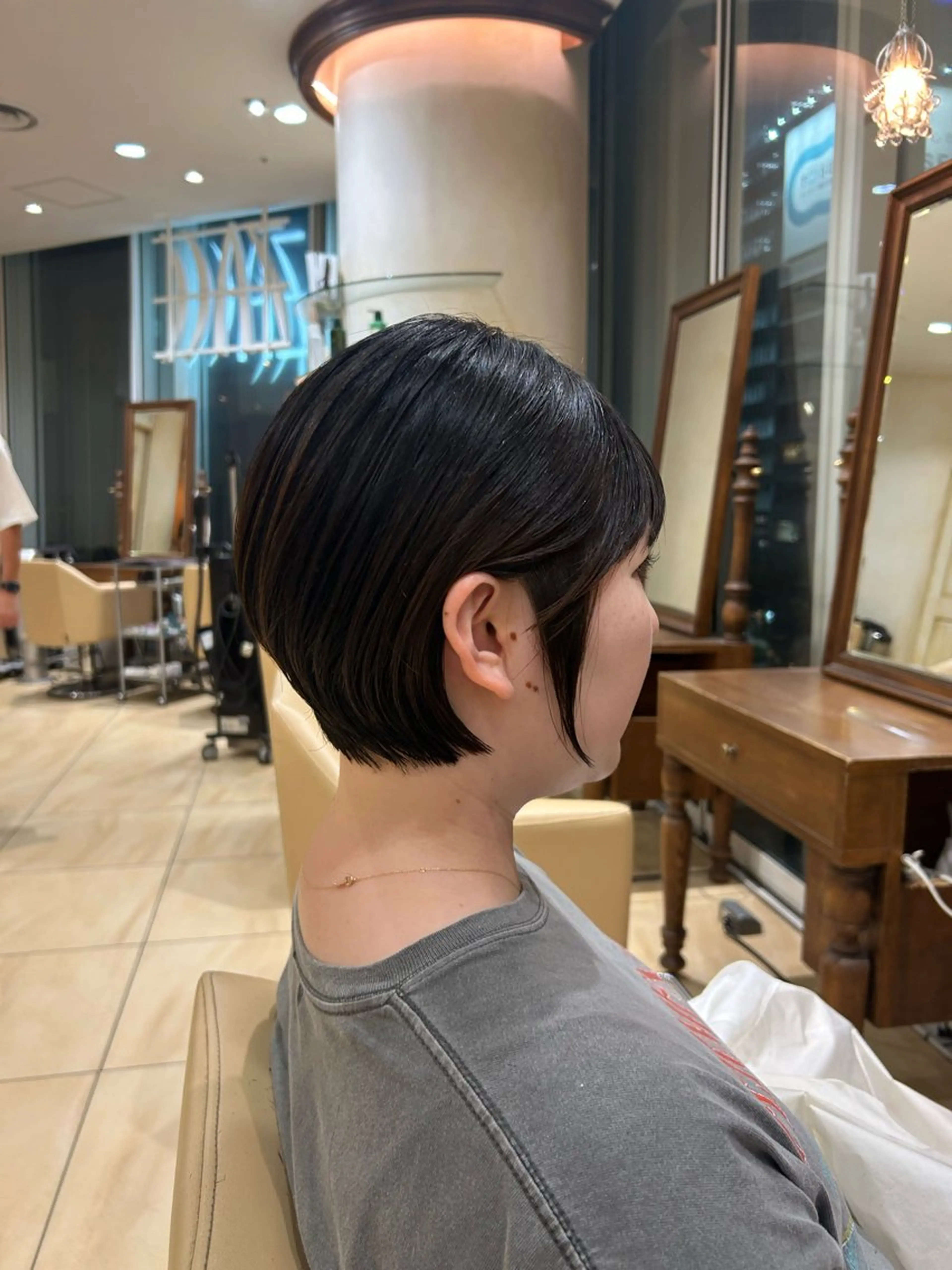 ショート レイヤーカット/ 透明感カラー/カナのヘアスタイル