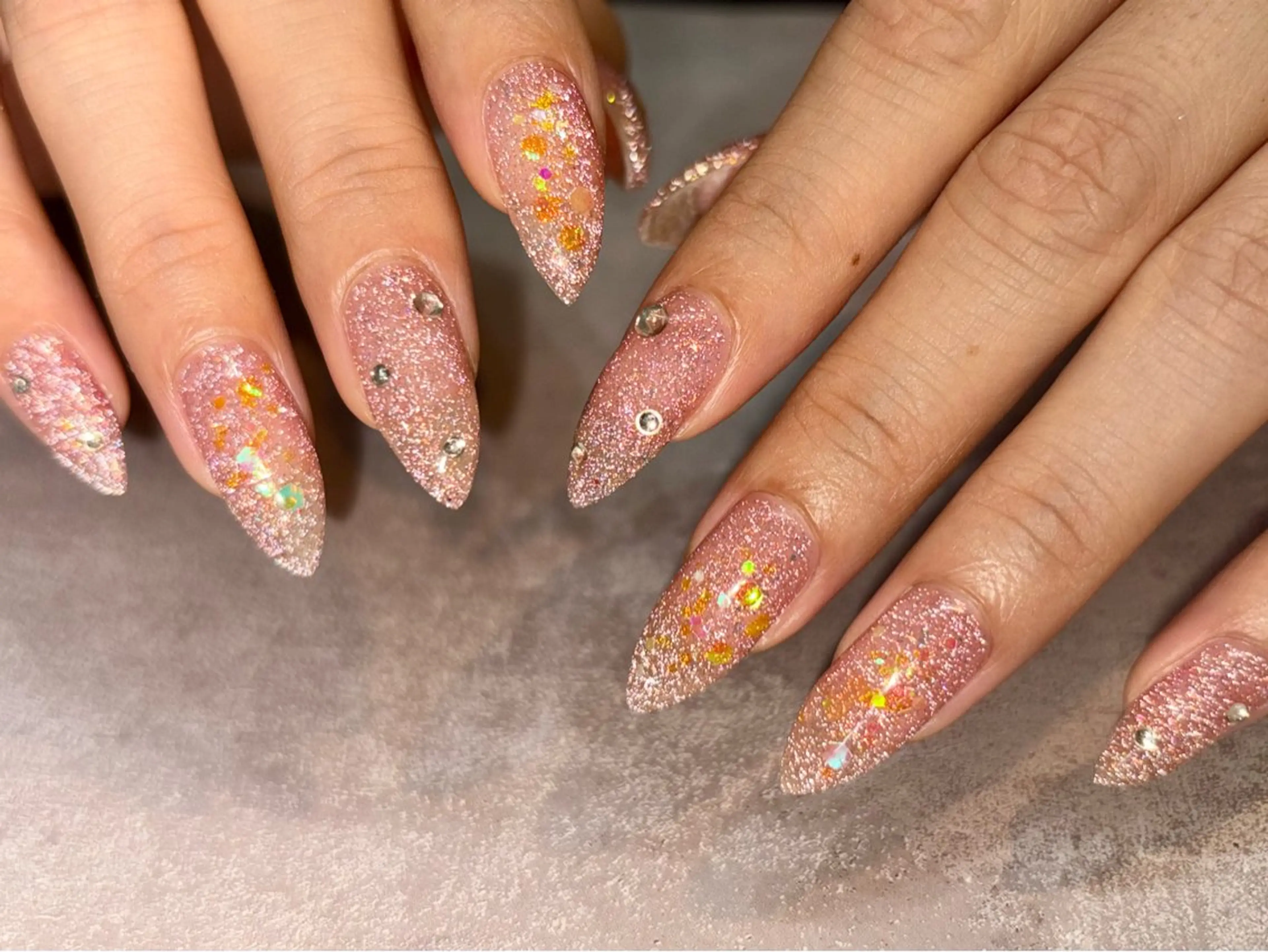 ネイル フラッシュネイル ホログラムネイル ラメ(グリッター) ストーンネイル ハンドネイル kupu所属・ネイルサロン kupuのネイルデザイン
