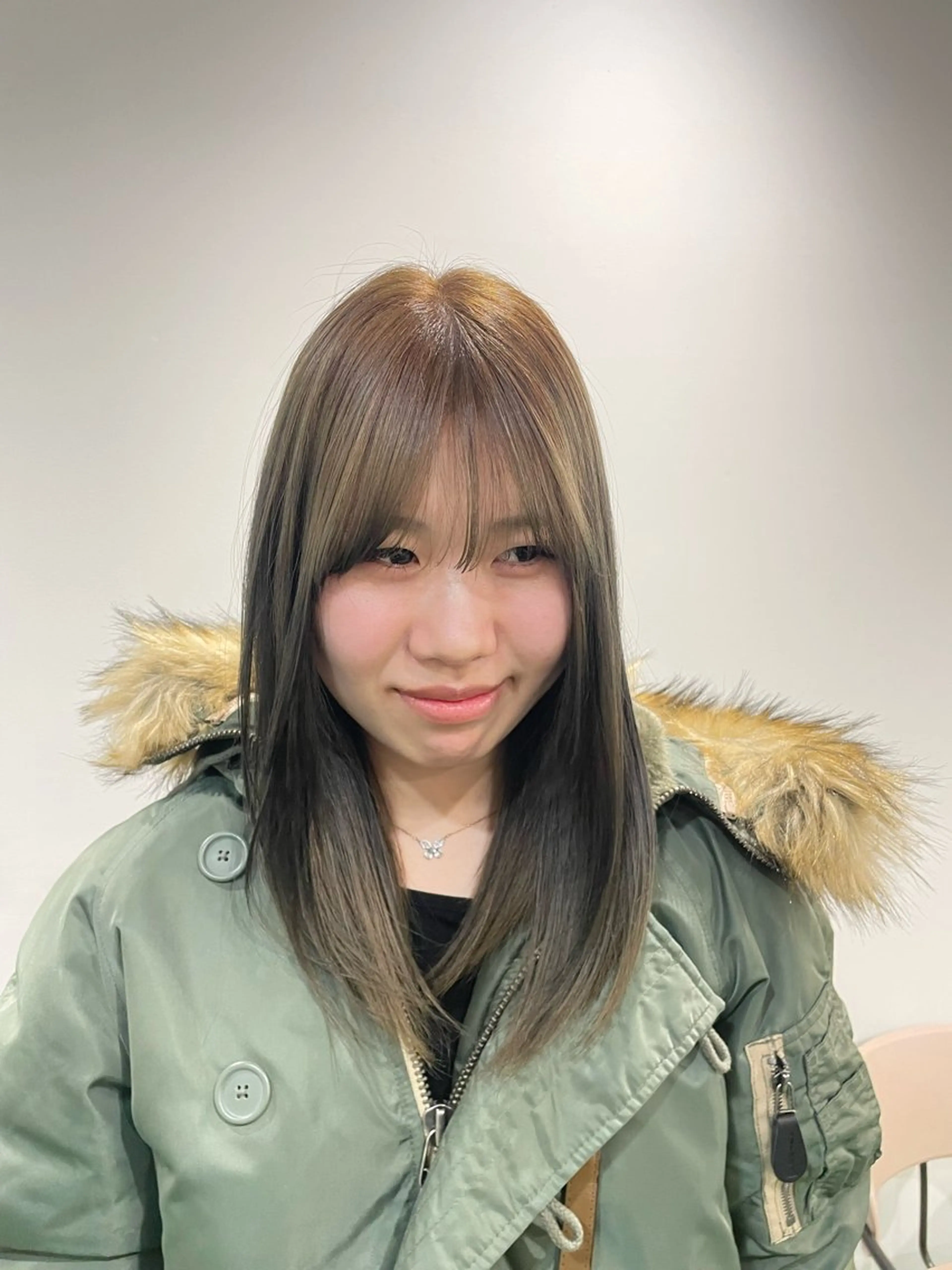 カラー ベージュカラー オリーブベージュ 𝐚𝐨𝐢/カット /パーマモデルのヘアスタイル