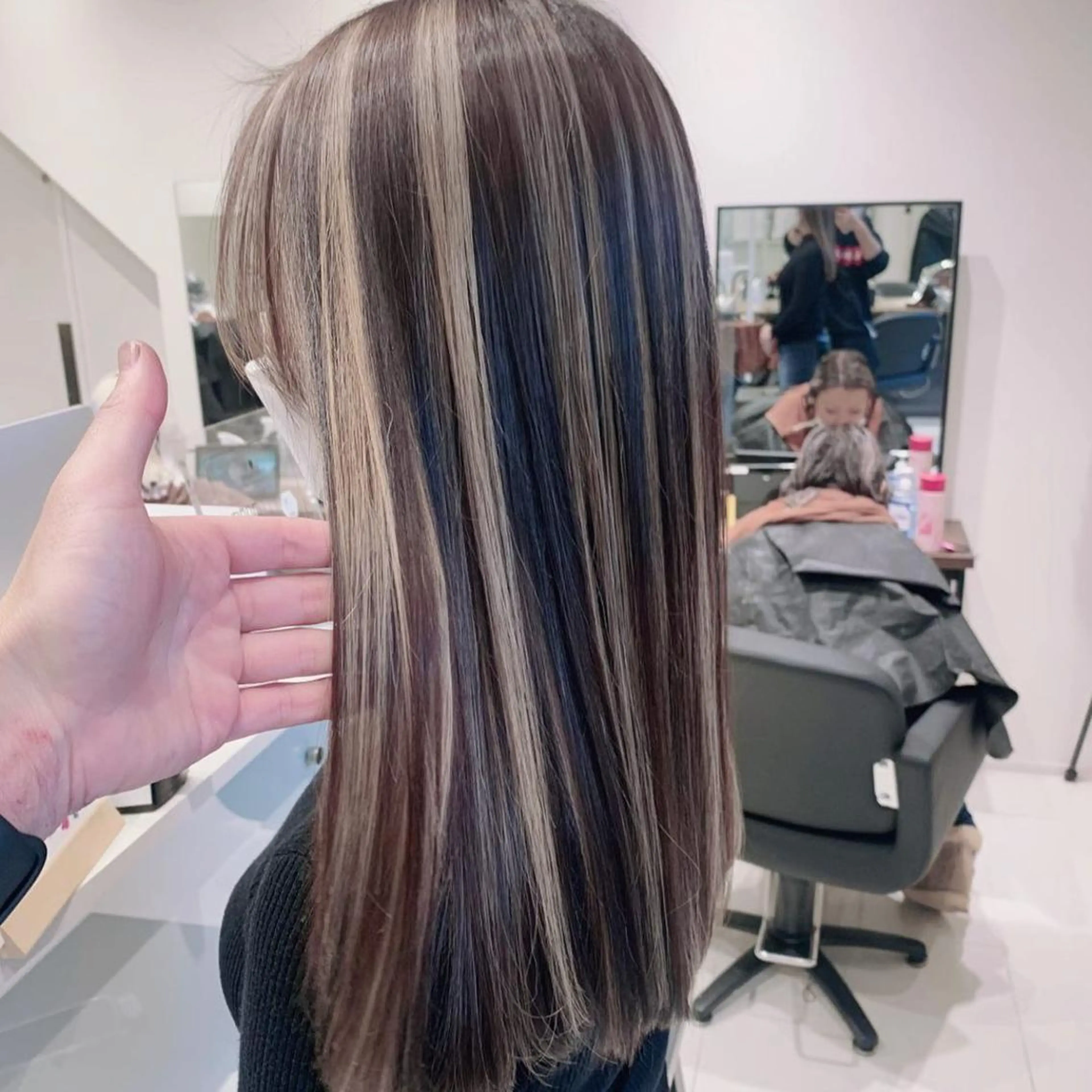 ロング カラー ブリーチ ケアブリーチ ハイライトカラー ハイライト 髪質改善 ヘアカラー オフホワイトアンドなんば所属・福西 洋斗のヘアスタイル