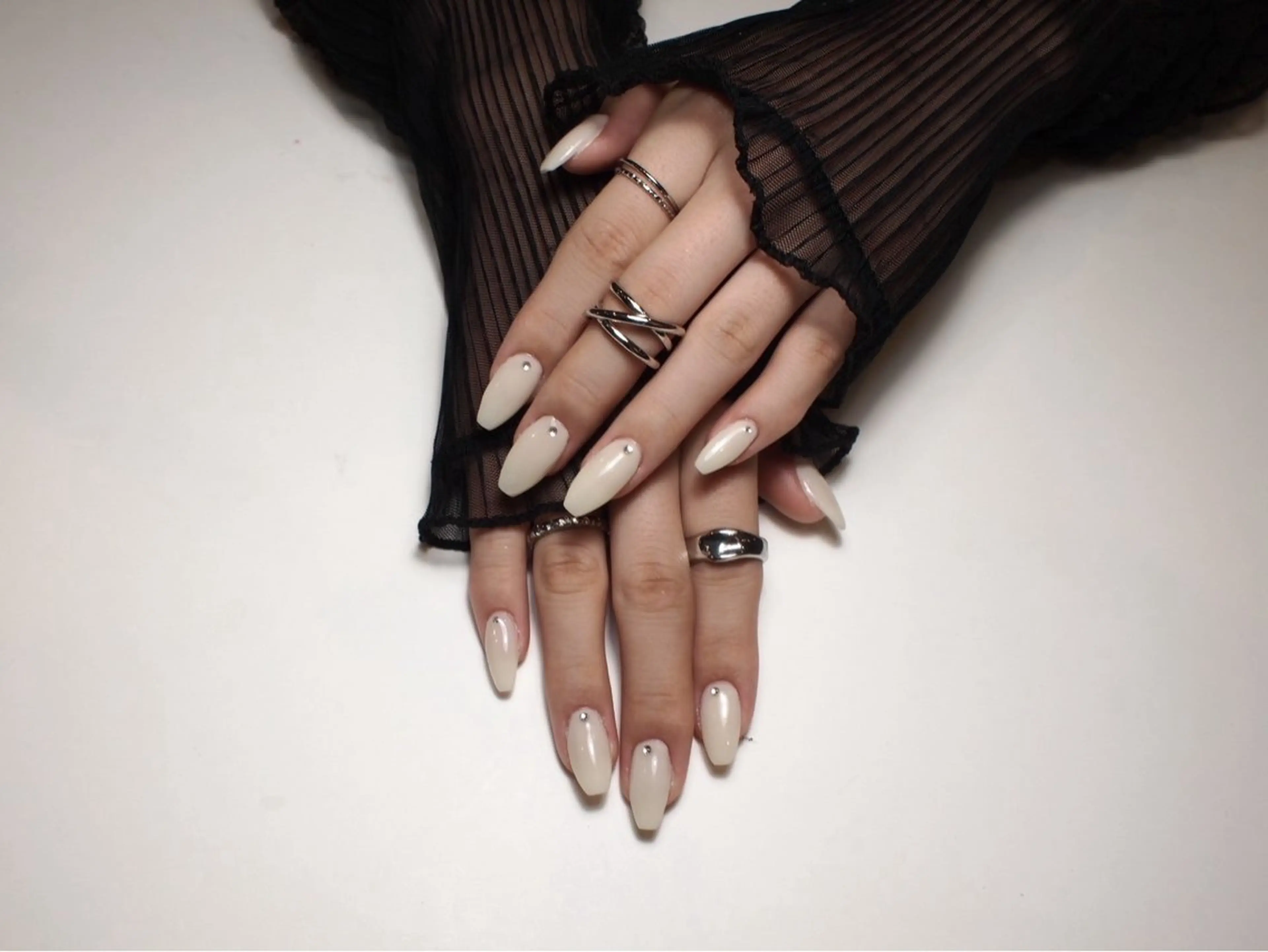 ネイル ワンカラーネイル ストーンネイル ホワイト ハンドネイル ORGAN makiのネイルデザイン