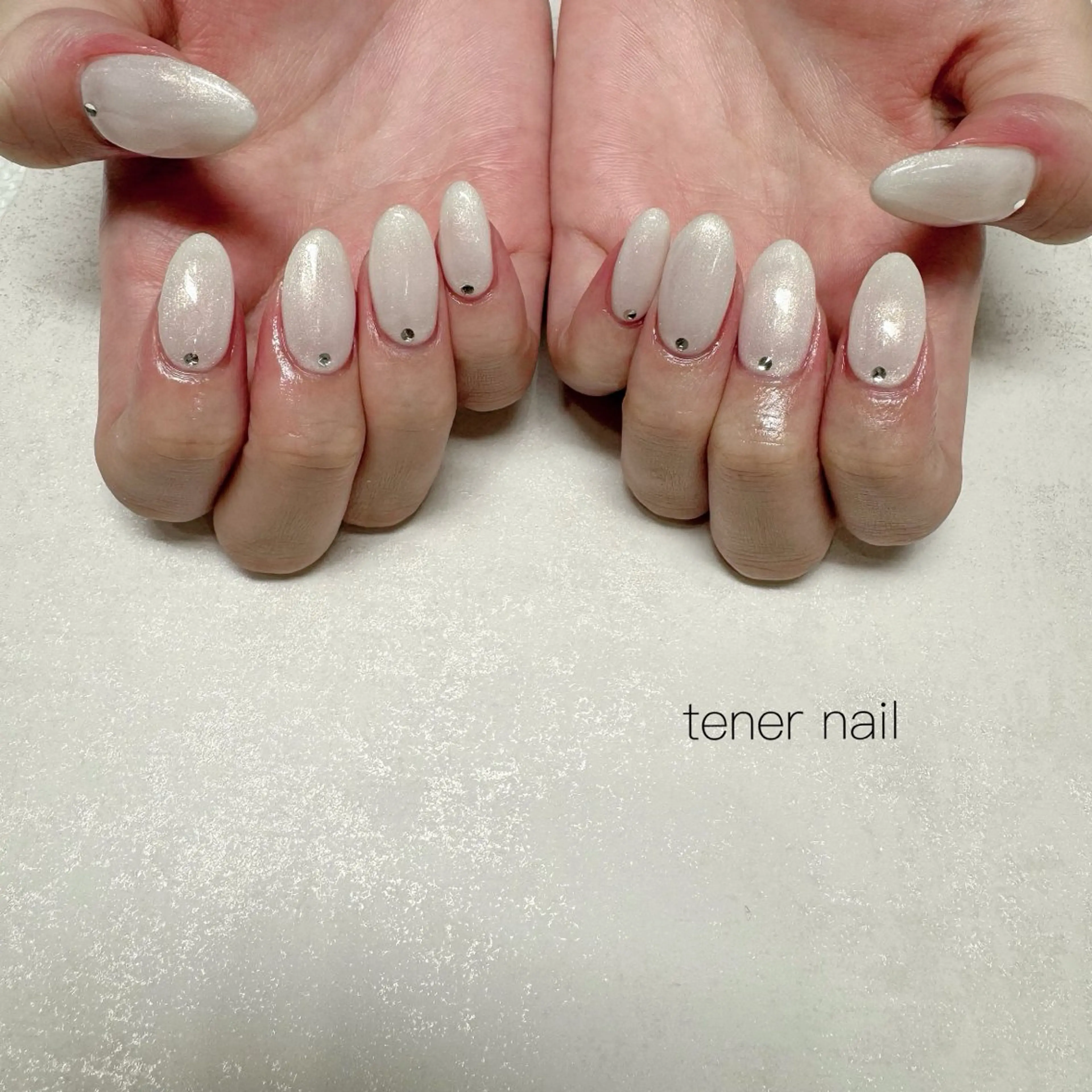 ネイル ストーンネイル ホワイト ハンドネイル tener  nail  テネルネイル所属・テネルネイル tener nailのネイルデザイン