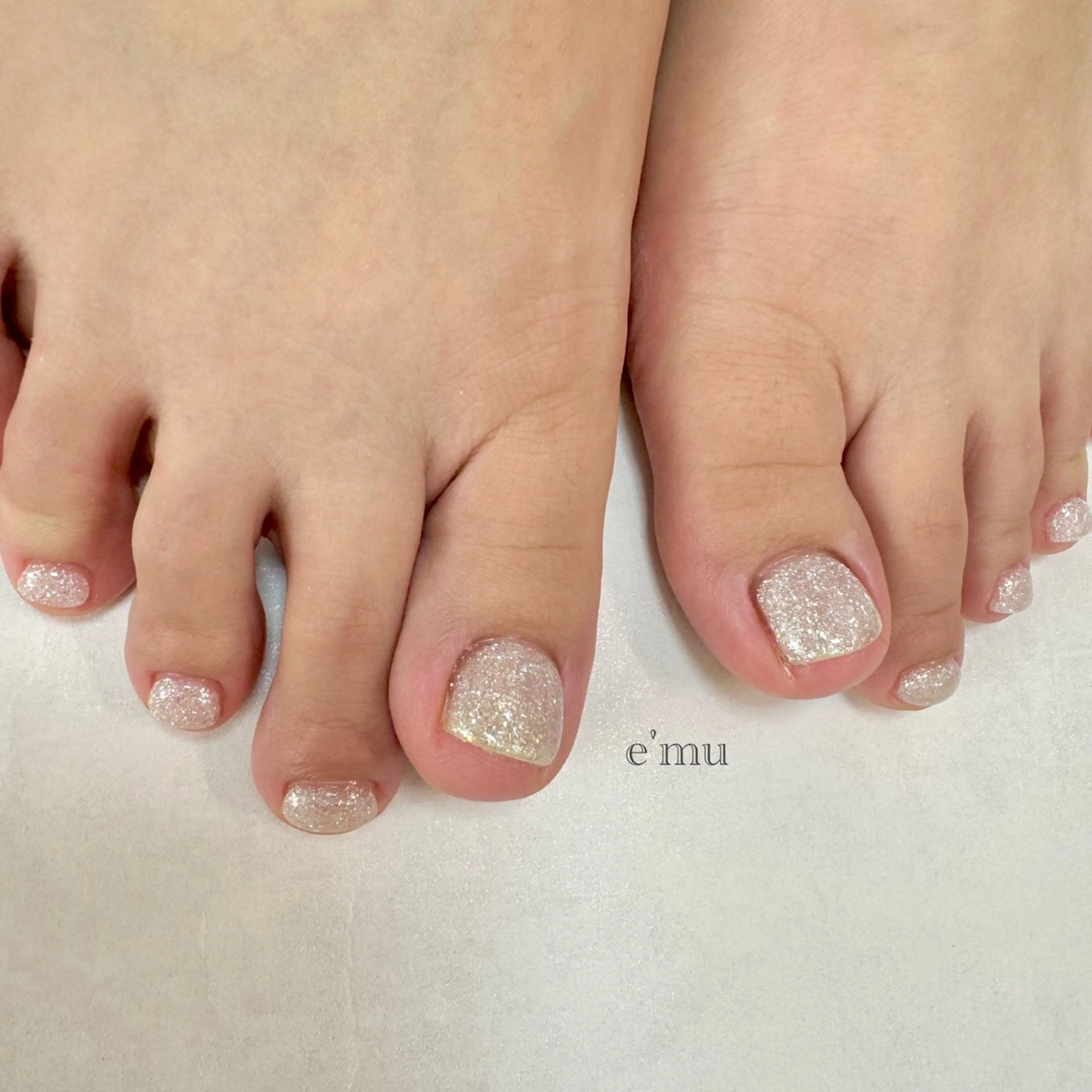 ネイル フットネイル ラメ(グリッター) ホワイト フットネイル nail salon e'mu💐のネイルデザイン