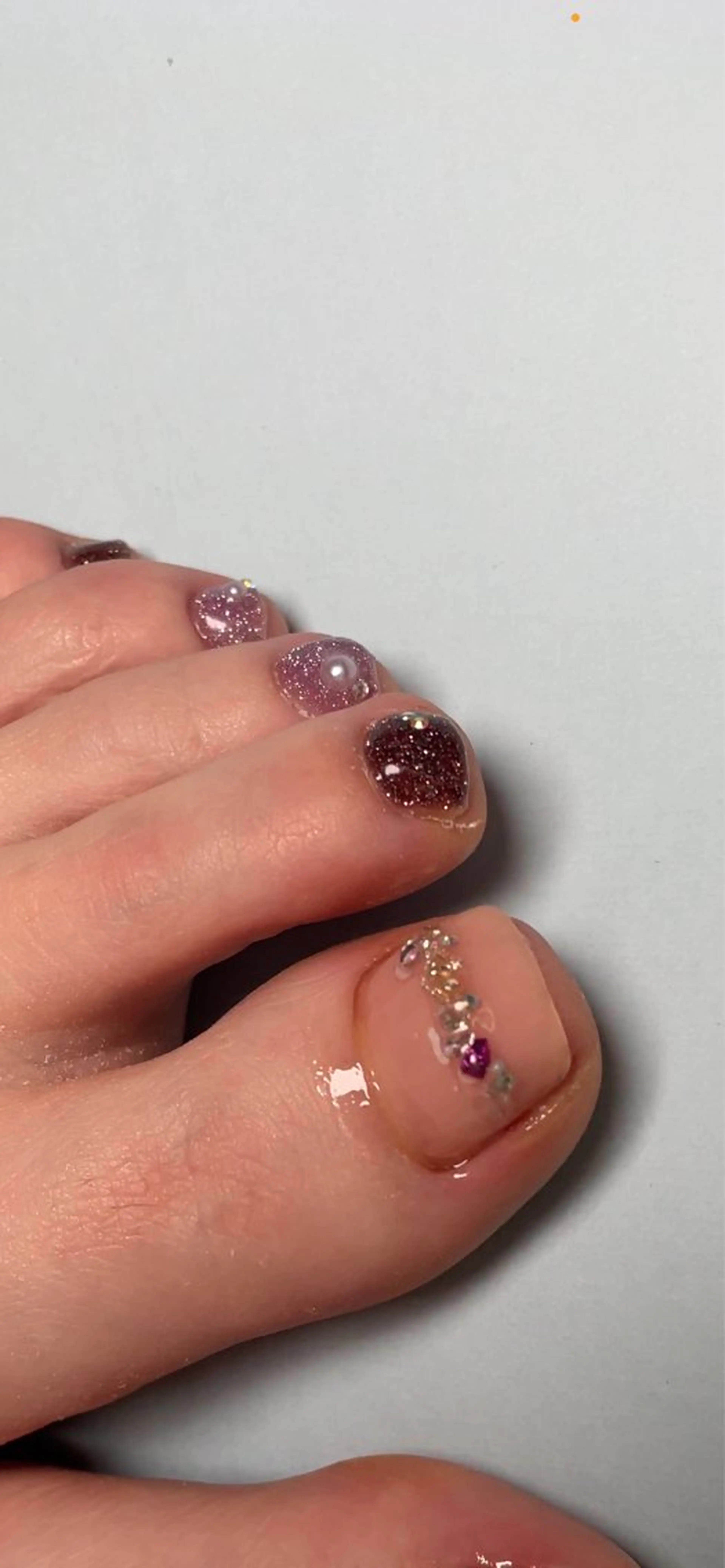 ネイル フットネイル ハート 氷ネイル・うるうるネイル キラキラネイル ストーンネイル nail salon王妃の園所属・王妃の園 ohinosonoのネイルデザイン