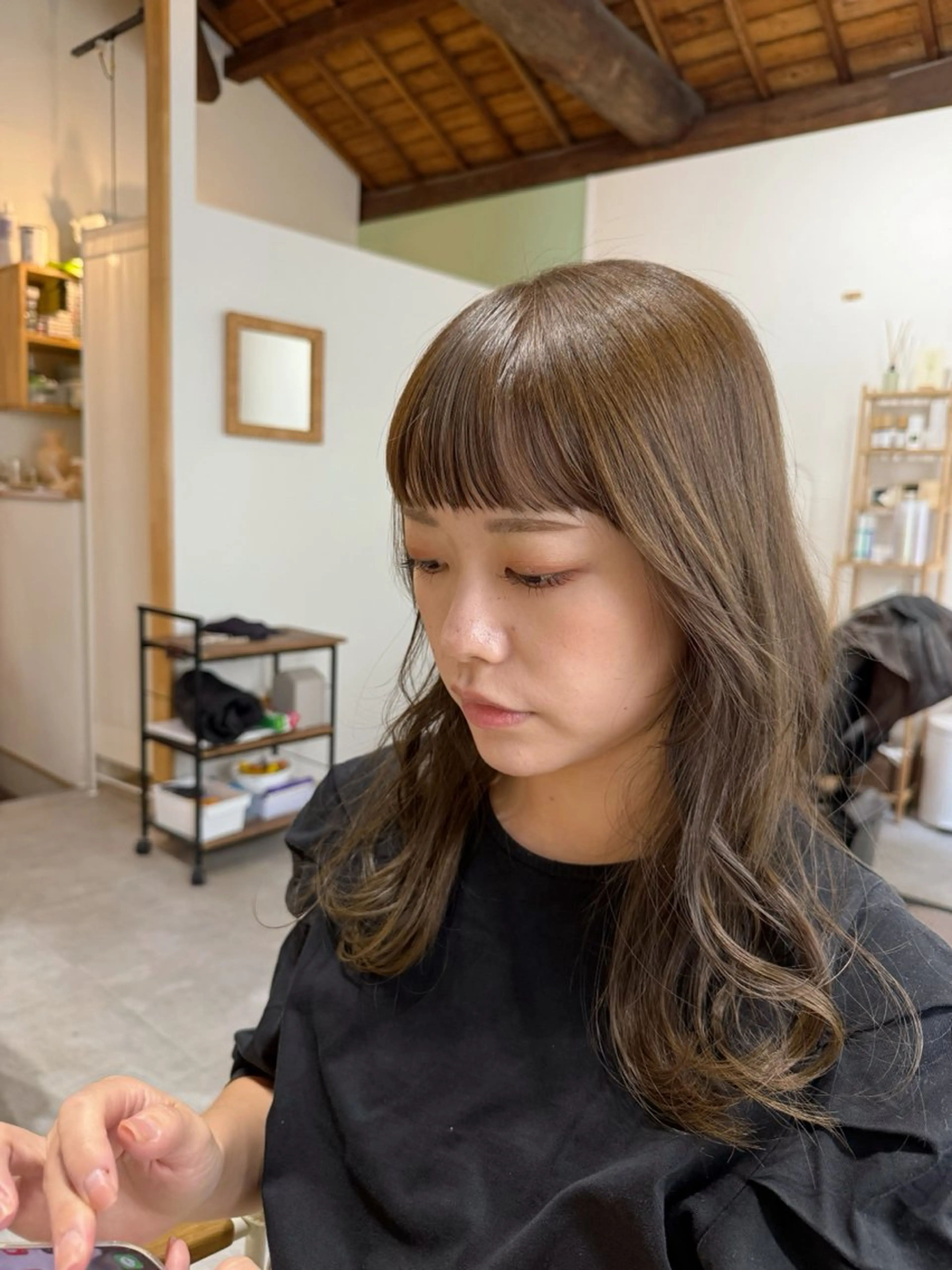 ロング カラー ベージュカラー オリーブベージュ オン眉 ワイドバング カット ヘアカラー トリートメント h a k u 大倉 卓人のヘアスタイル