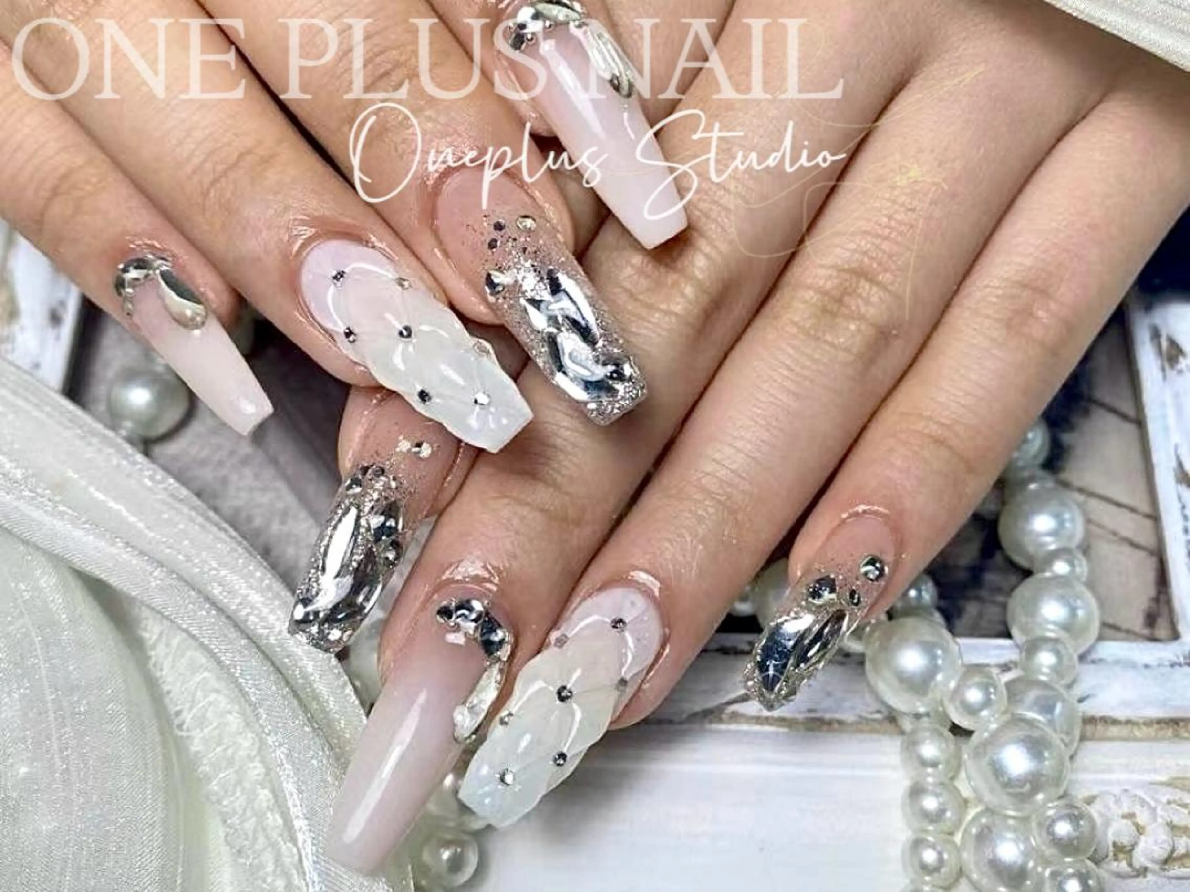 ネイル ジェルネイル キラキラネイル 韓国ネイル ラメ(グリッター) マグネットネイル One plus StudioNailのネイルデザイン