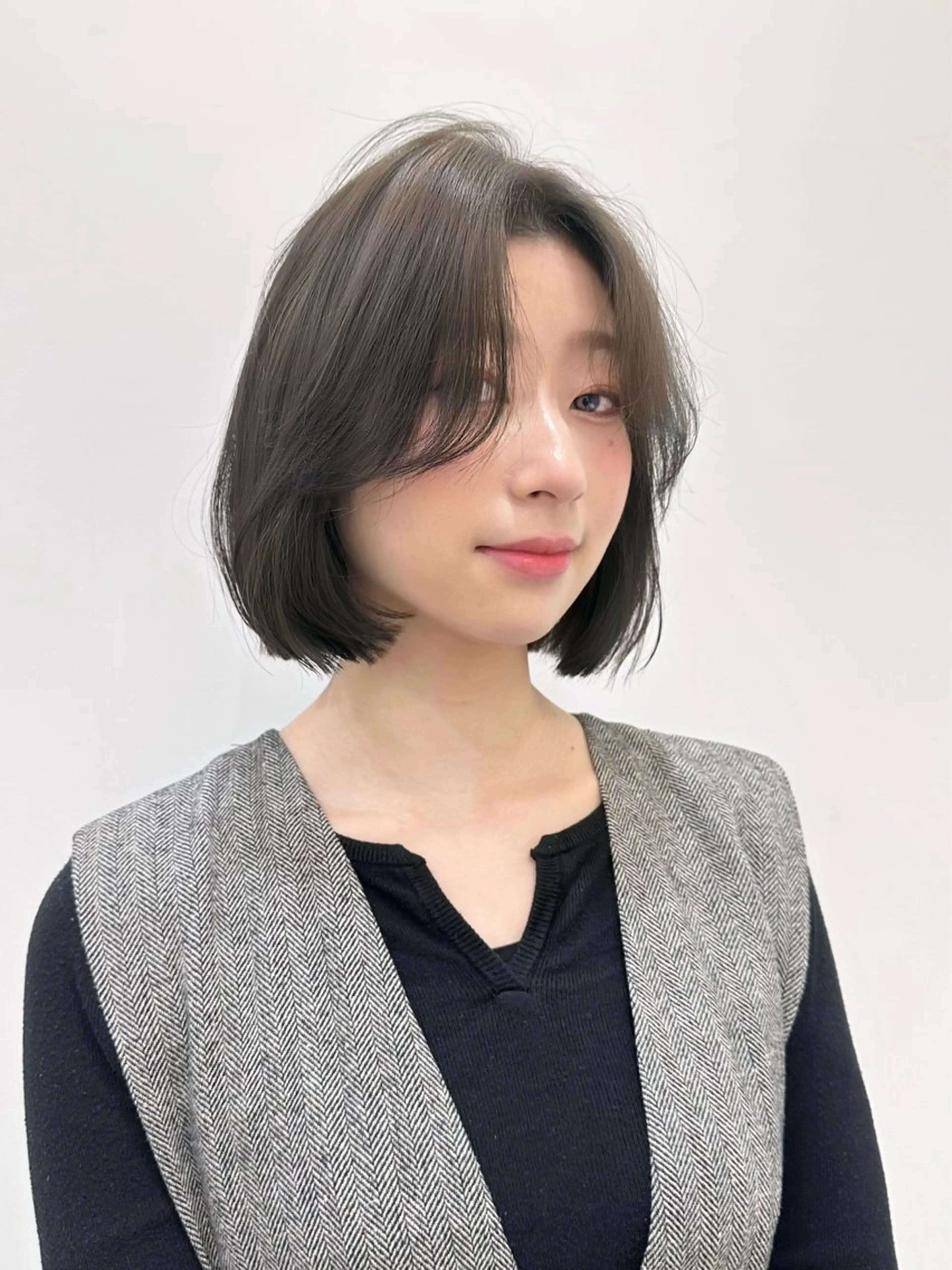 ショート カラー グレージュ オリーブグレージュ オリーブグレー ボブ 顔周りカット カット ヘアカラー 🌿レイヤー/ブリー チ/🌿‬JINのヘアスタイル