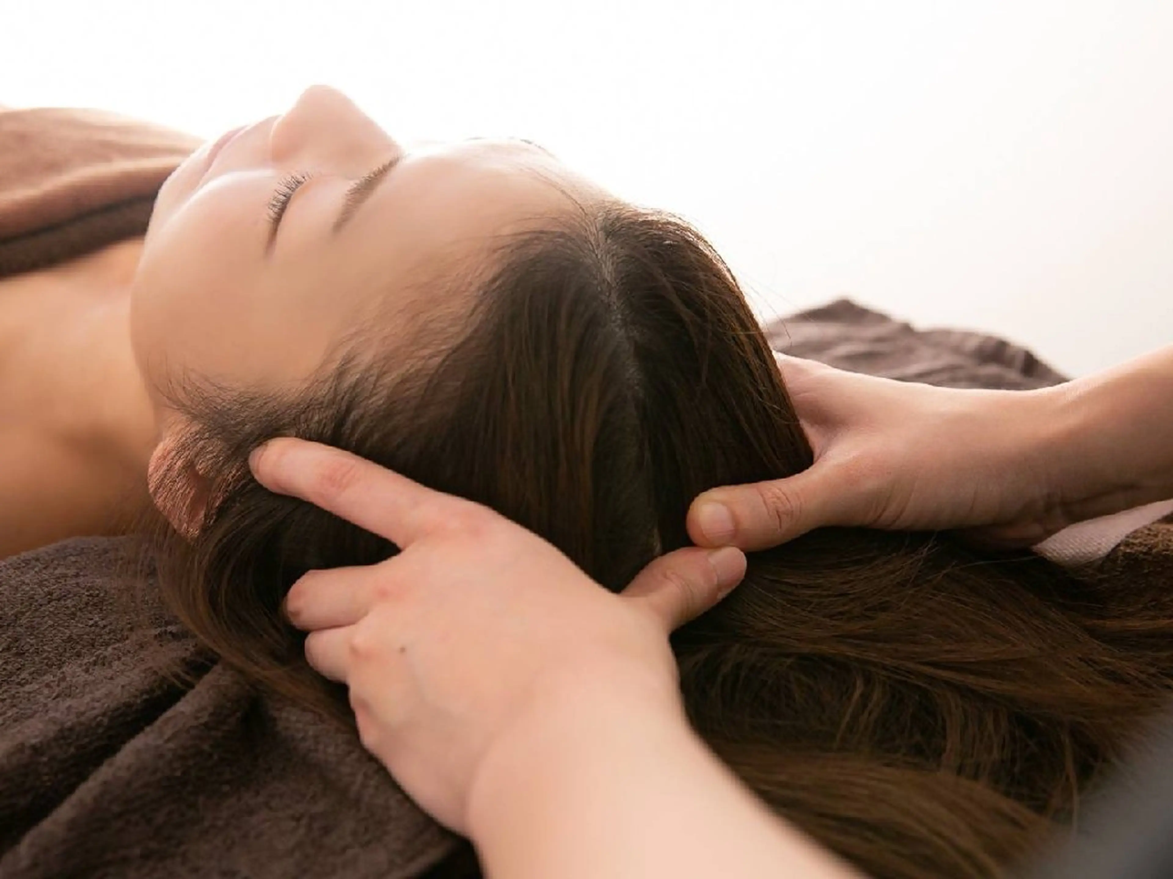 【50%OFF/脳疲労にお悩みの方に◎】選べるロングヘッドスパ+肩首コリ集中ハンドトリートメント70分 ¥4,400の写真