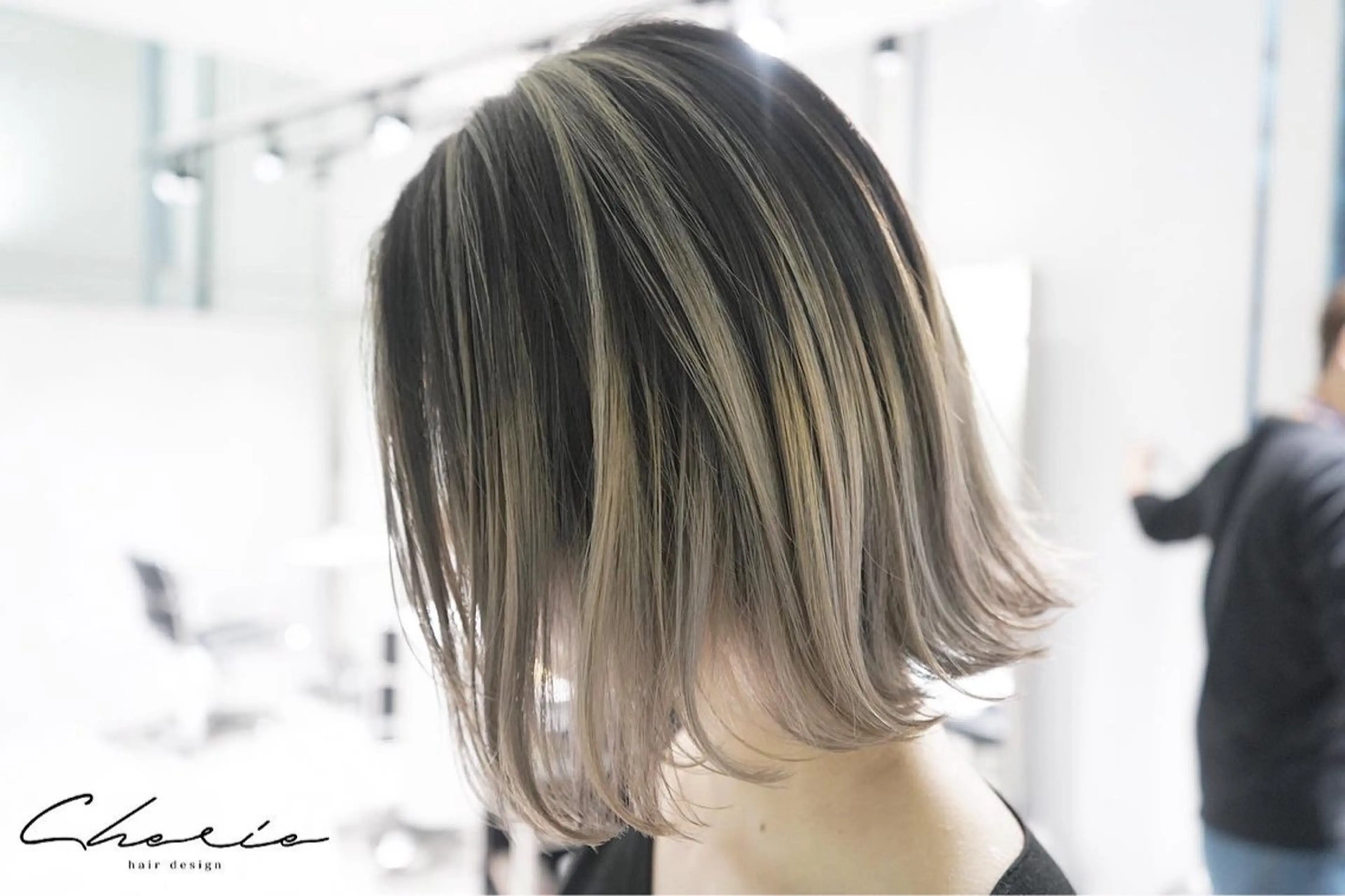 ショート カラー バレイヤージュ レイヤーカット CHERIEブリーチ ダブルカラー　天神のヘアスタイル