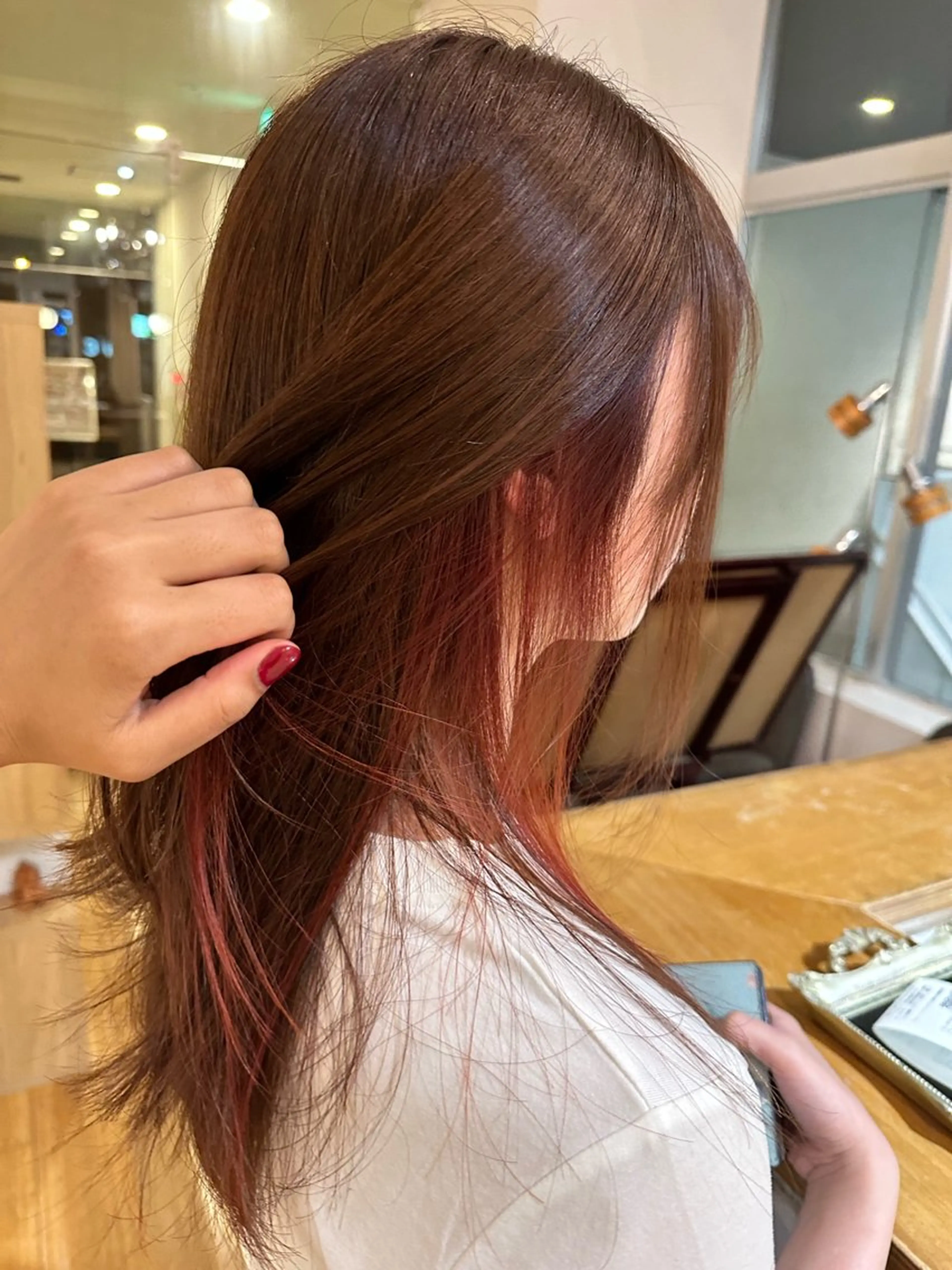 セミロング カラー カシス イルミナカラー インナーカラー オレンジ レッドカラー Ley所属・松浦 麻衣のヘアスタイル