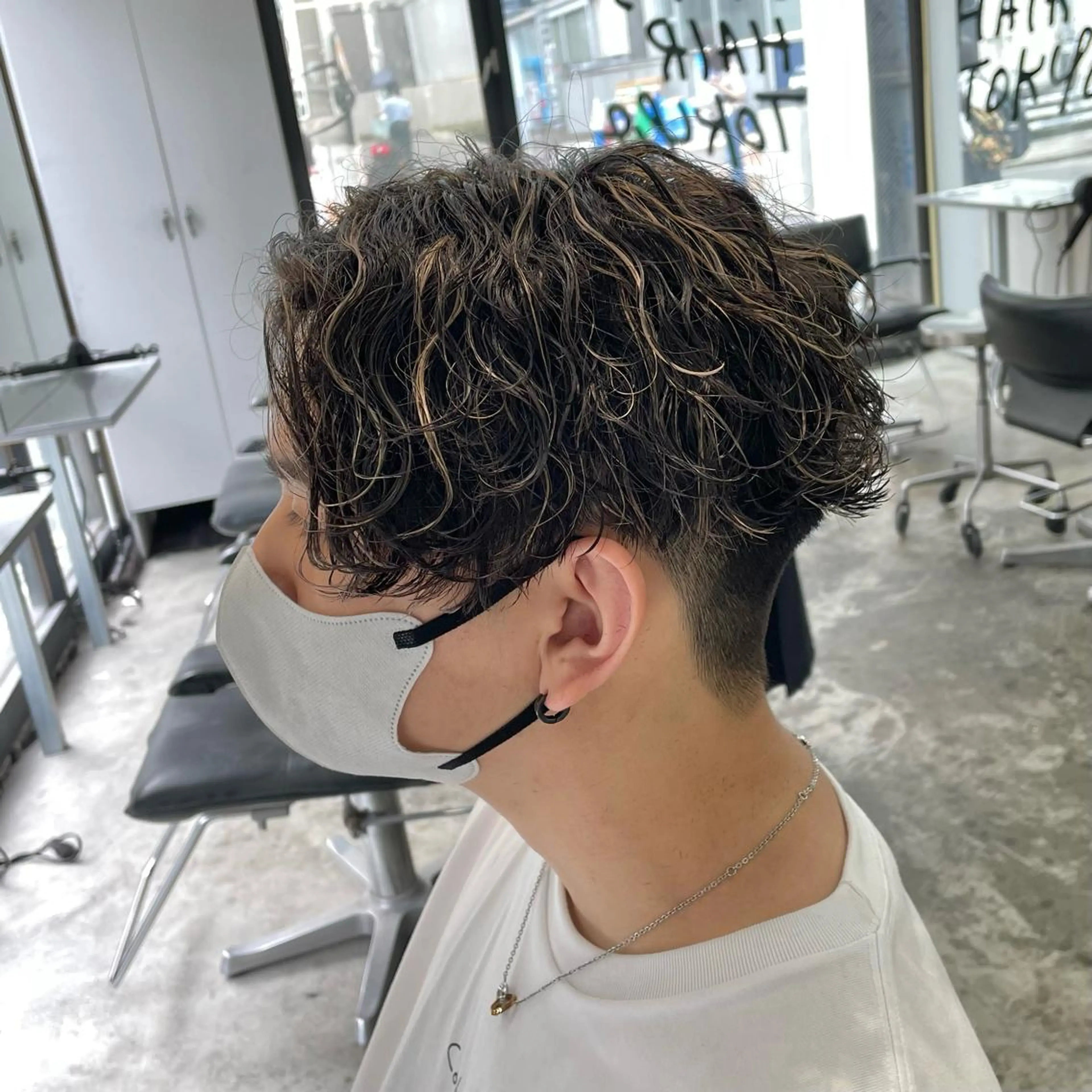 ショート カラー パーマ メンズ メンズハイライト 波巻きパーマ ハイライトカラー ハイライト カット ヘアカラー パーマ メンズ特化美容師/ 藤戸 椋のヘアスタイル